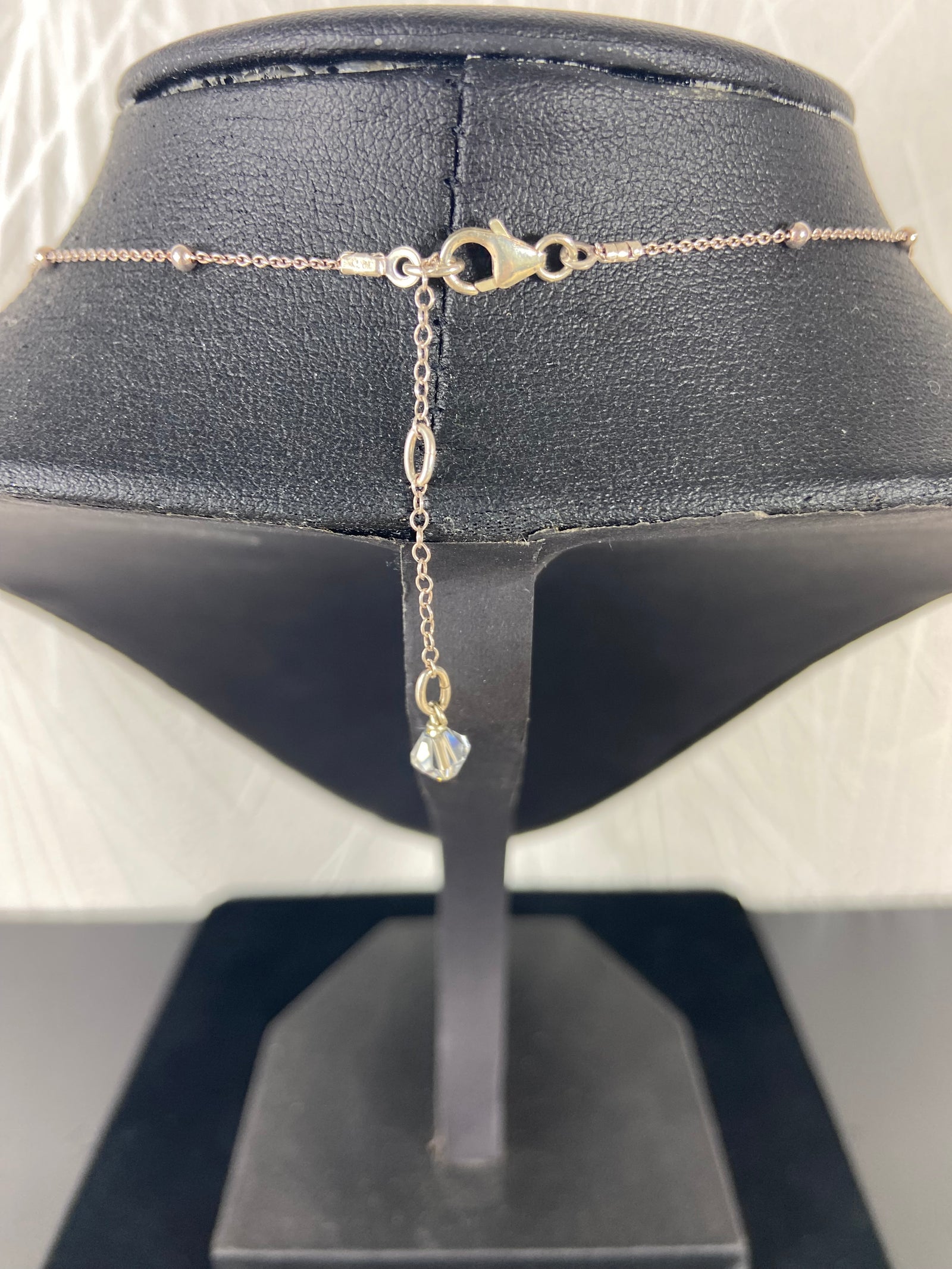 Collier fantaisie en métal argenté avec perle et grand brillant solitaire en goutte d’eau