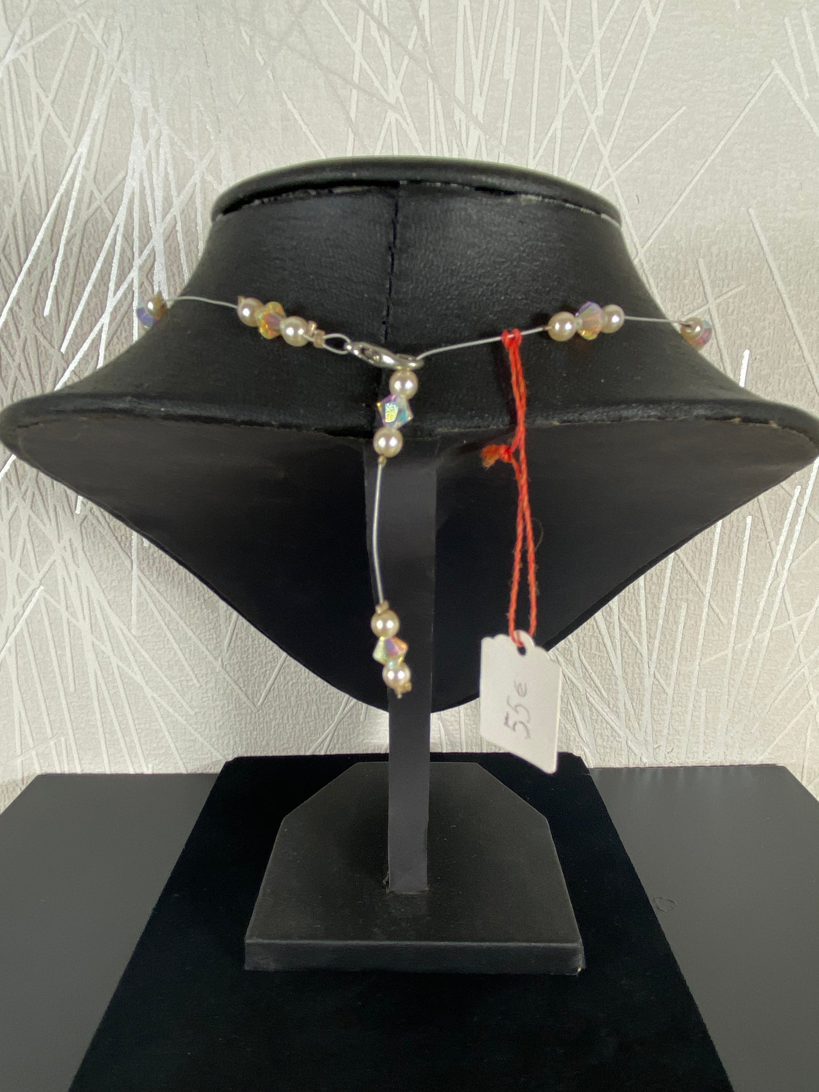 Collier sur fil transparent avec perles blanches et Swarovski transparents