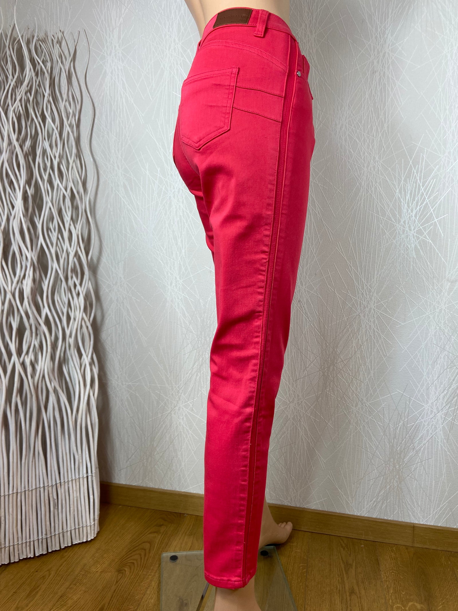 Pantalon rose framboise coupe slim taille mi-haute C'est beau la Vie
