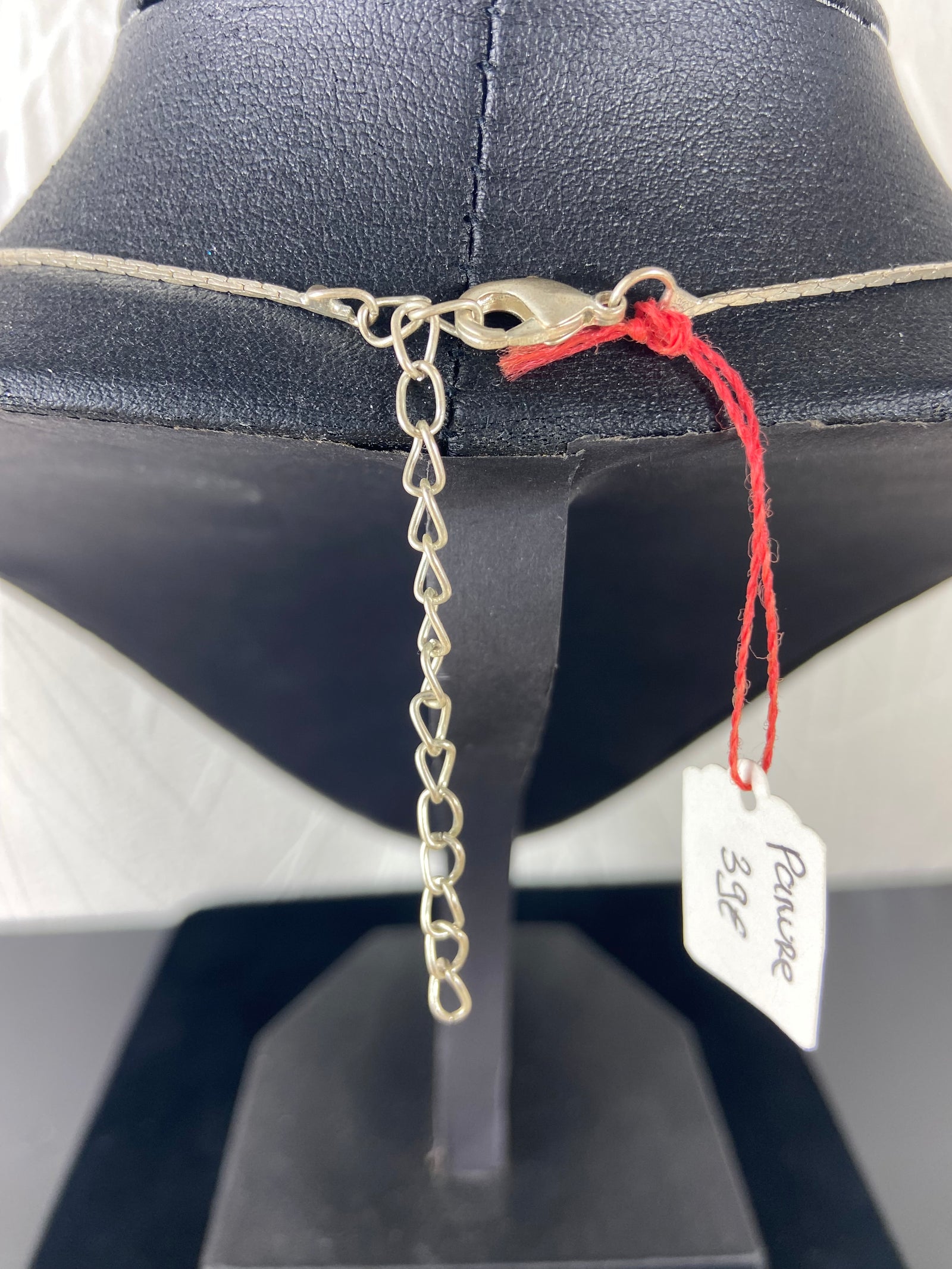 Collier fleurs et brillants sertis sur une chaine plate argentée.
