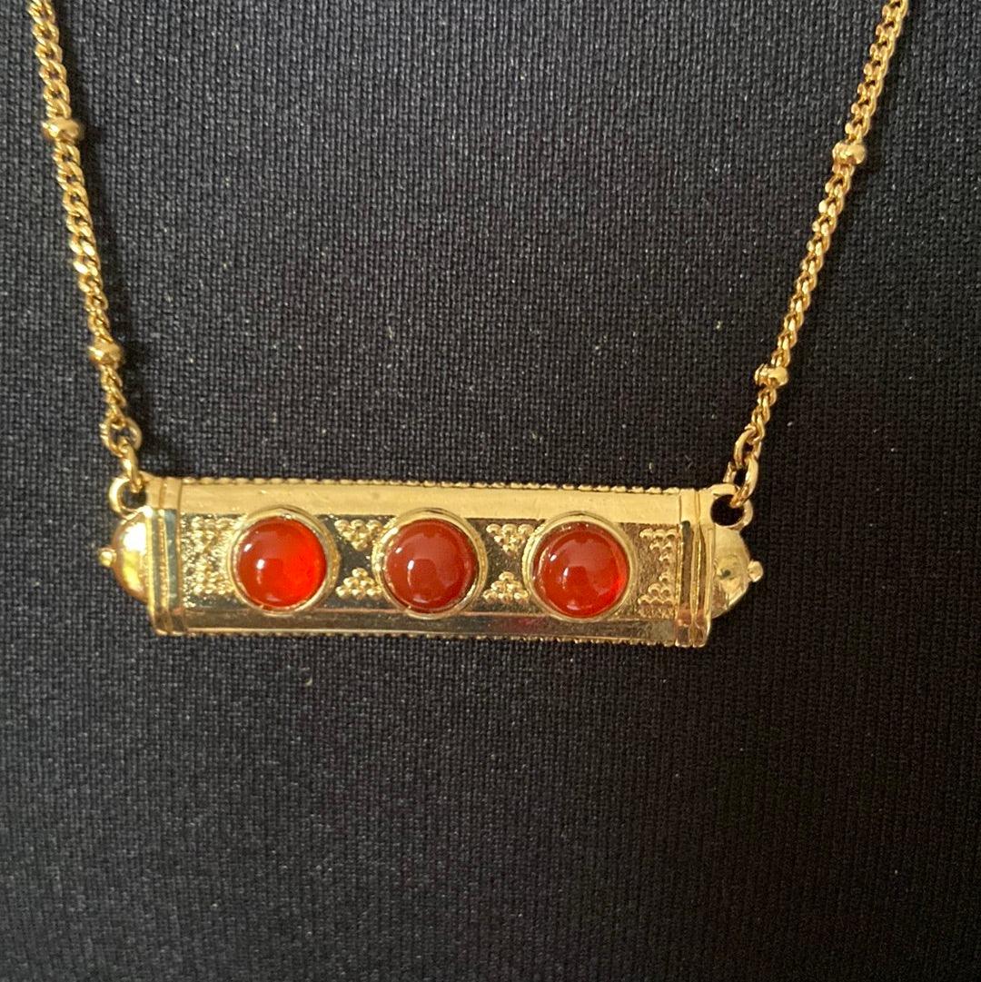 Collier long pendentif rectangulaire plaqué or 3 pierres semi-précieuses rouge orange Shabada - Offre-Unique