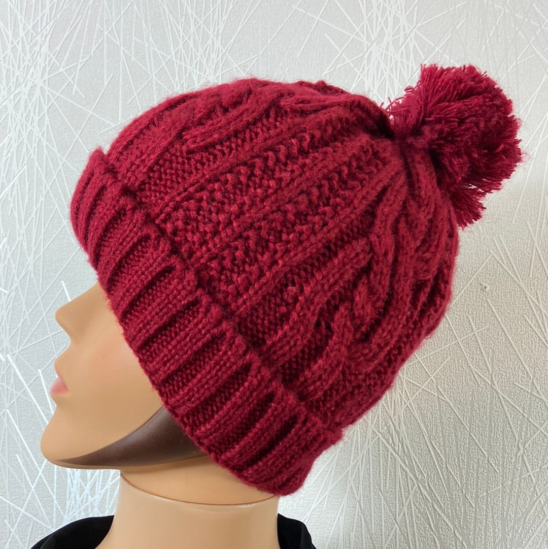 Bonnet rouge bordeaux en tricot avec pompon