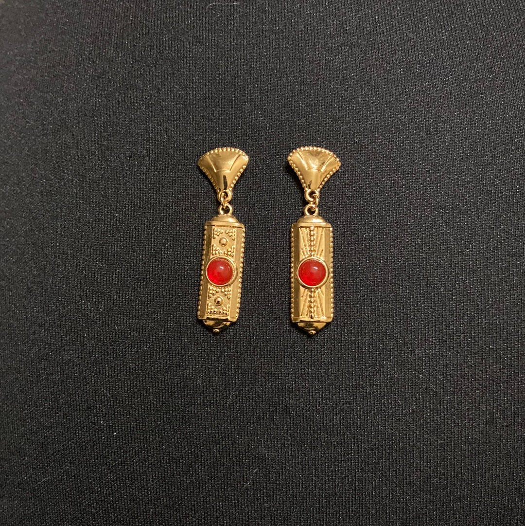 Boucles d’oreilles pendantes plaquées or pierre semi-précieuse rouge Shabada