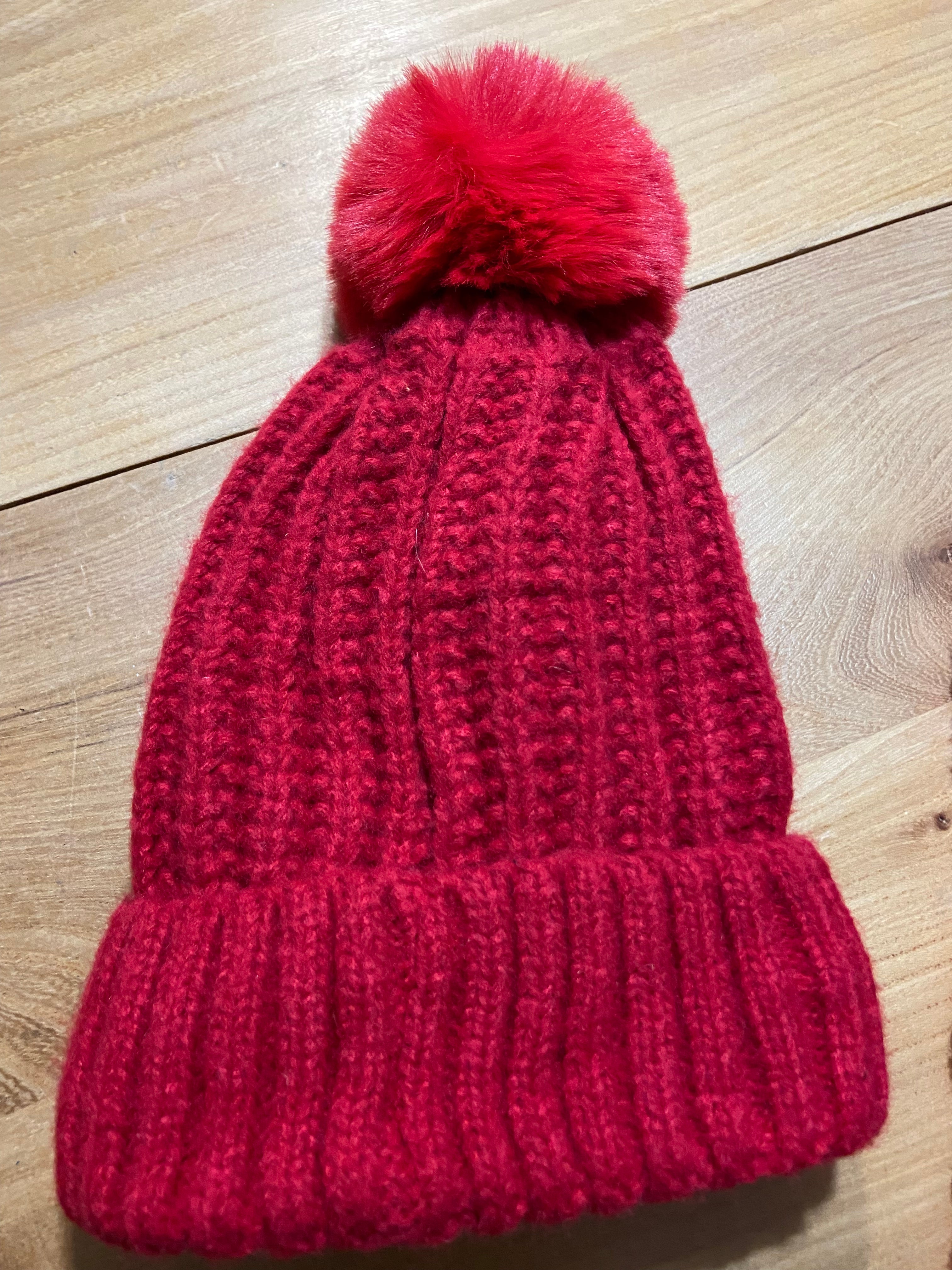 Ensemble bonnet fourré et écharpe chaude rouge en tricot