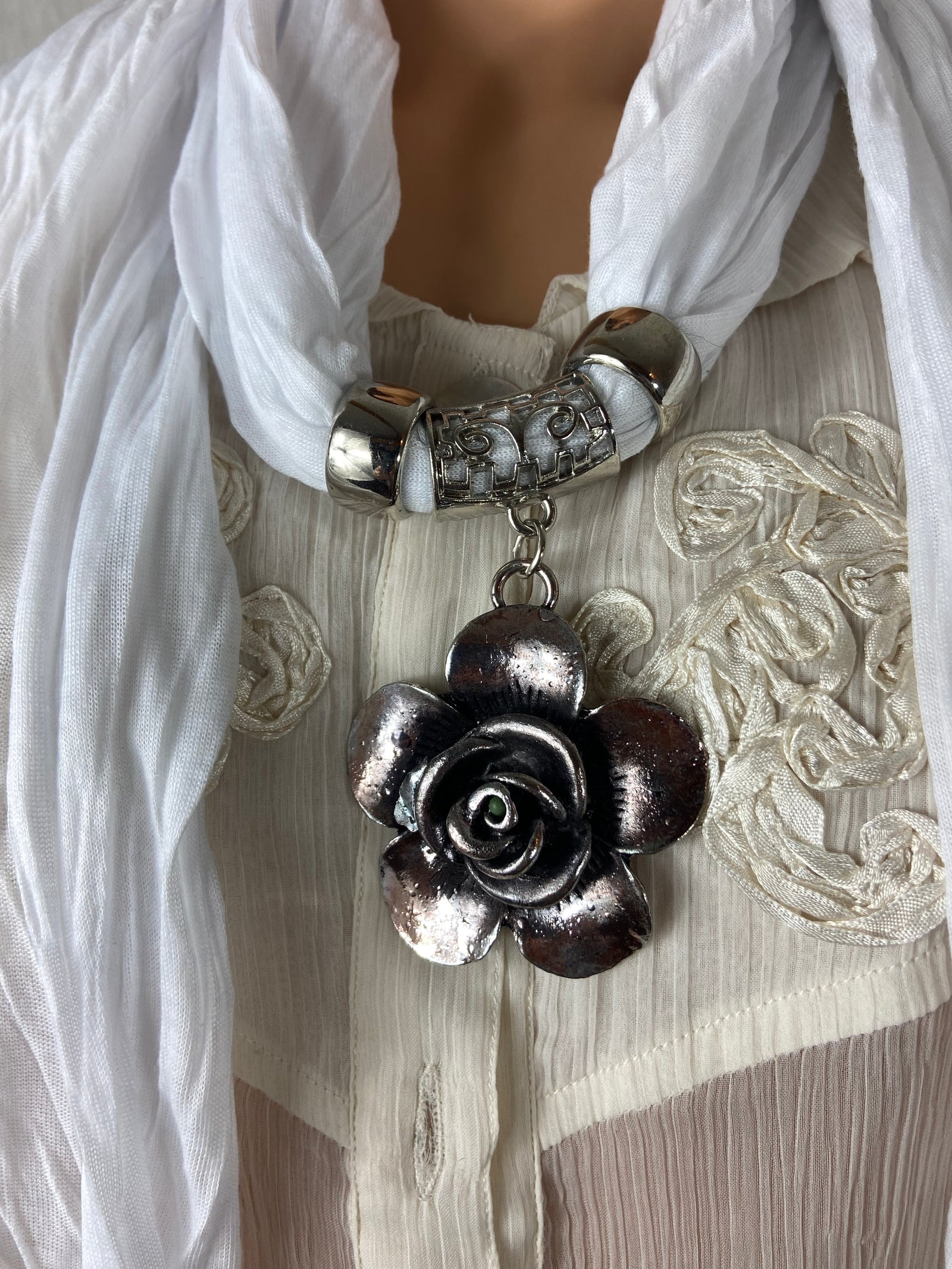 Foulard blanc avec fleur en metal