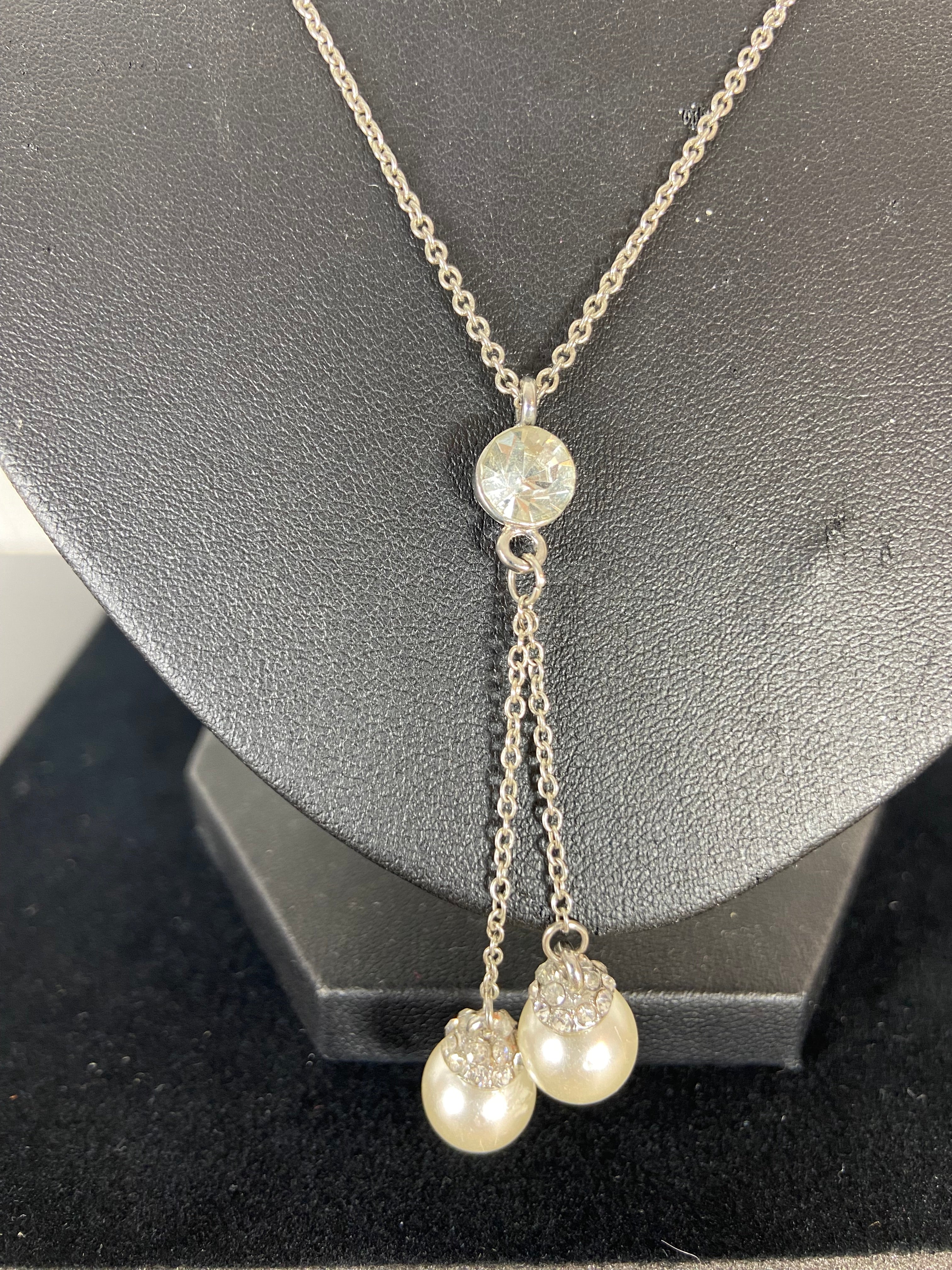 Collier chaîne en pendentif avec grandes perles blanches