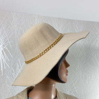 Chapeau pour femme en feutrine beige avec chaine dorée