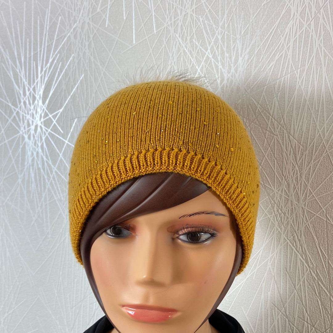 Bonnet jaune moutarde avec strass et pompon en fourrure