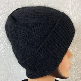 Bonnet noir chaud en tricot avec laine angora