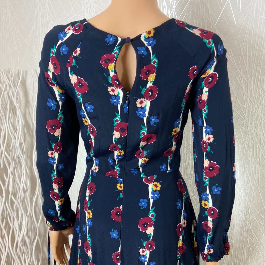 Robe midi doublée à manches longues bleu marine à motifs fleuris Emilyandfin