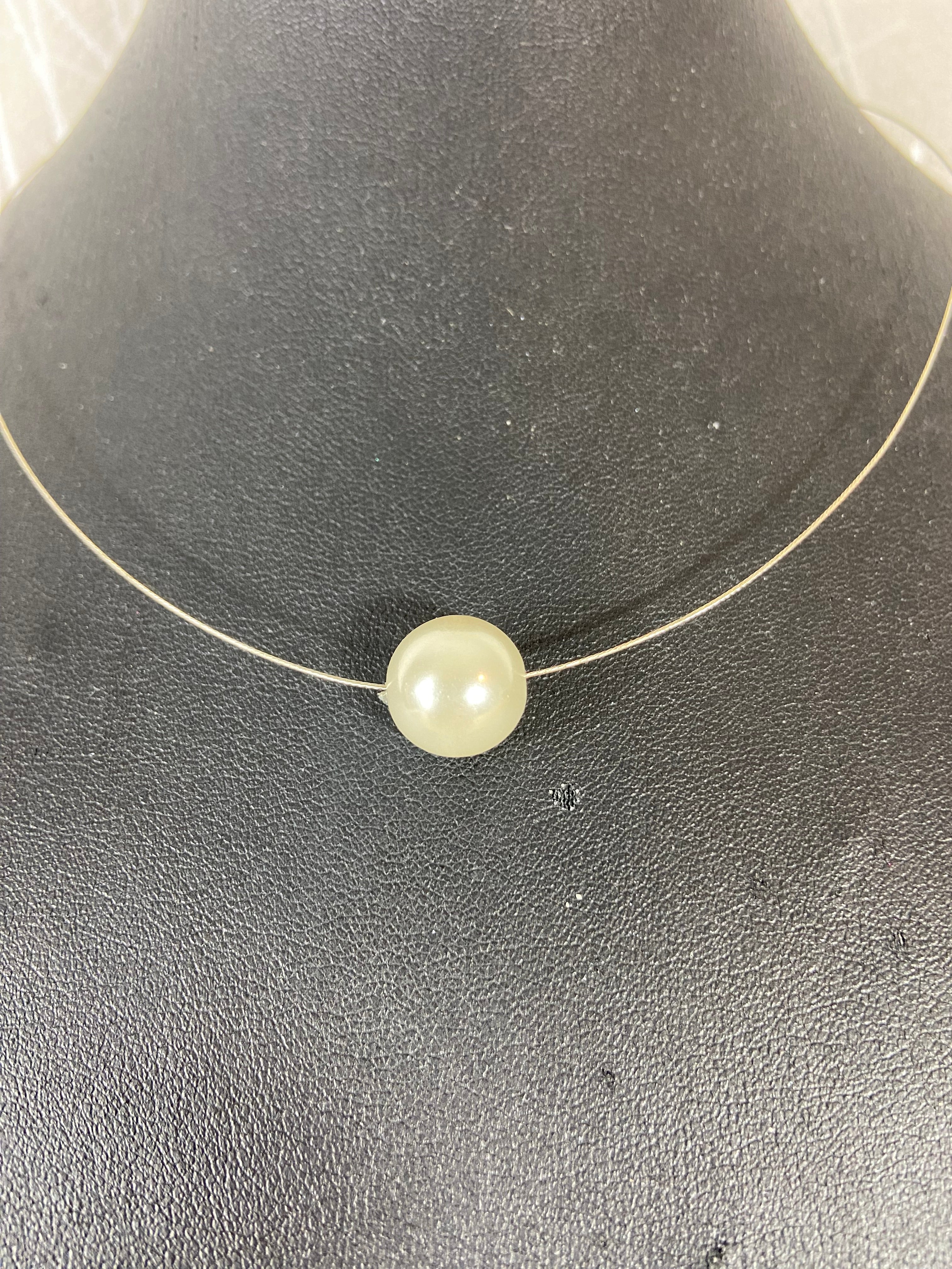 Collier avec grande perle blanche