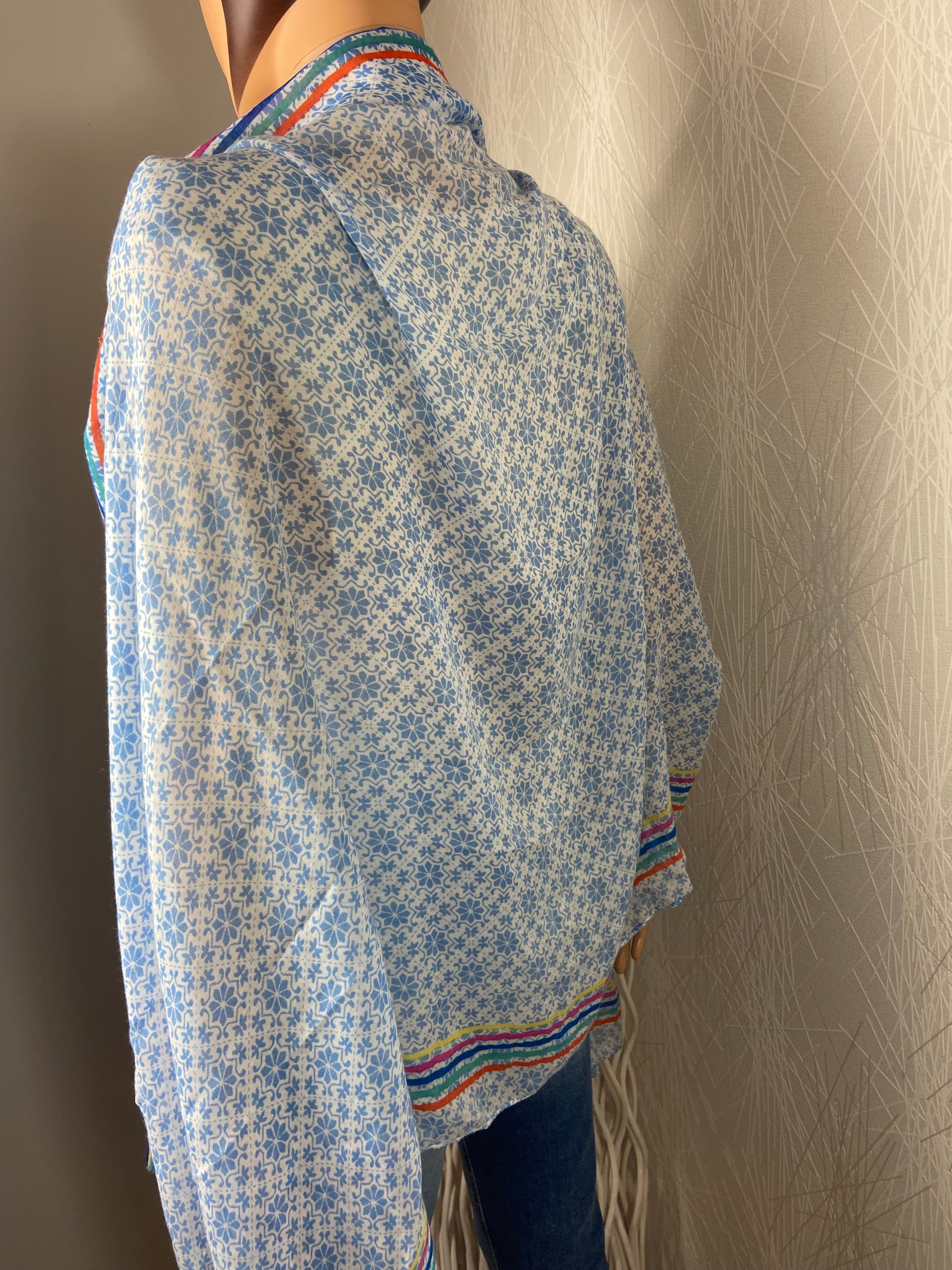 Foulard bleu à motifs avec pompons