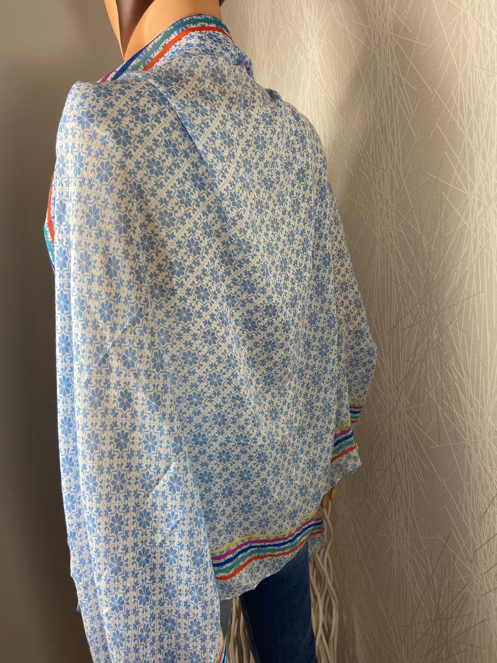 Foulard bleu à motifs avec pompons