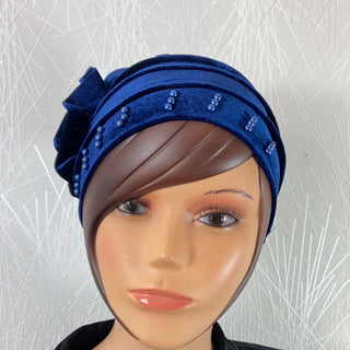 Bonnet pour femme en tissu bleu avec perles et fleur