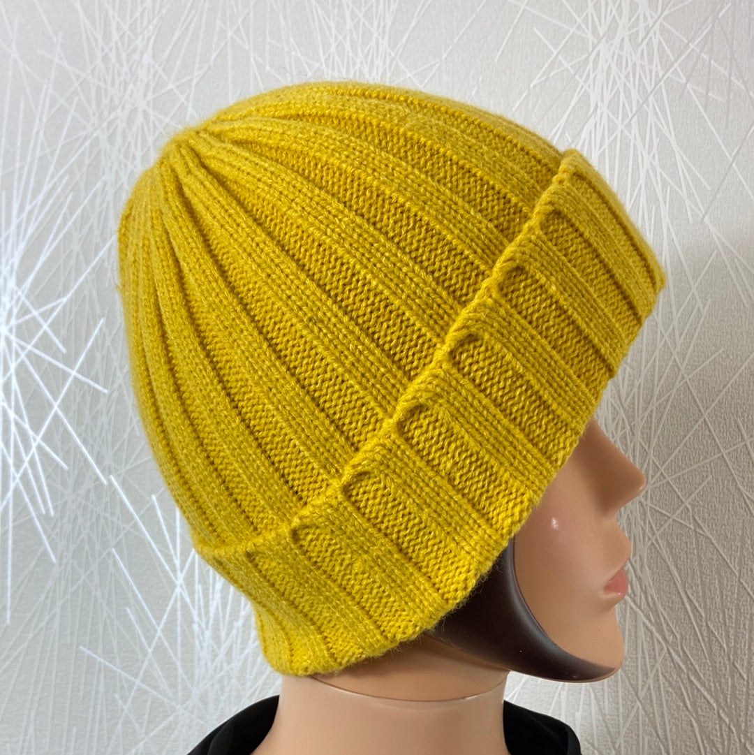 Bonnet classique  en tricot jaune