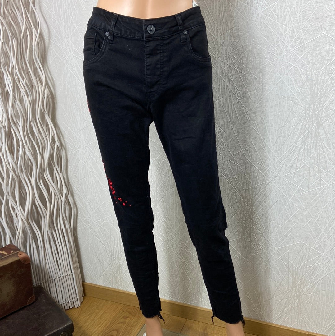 Jeans noir femme broderie rouge fleurie taille normale coupe slim