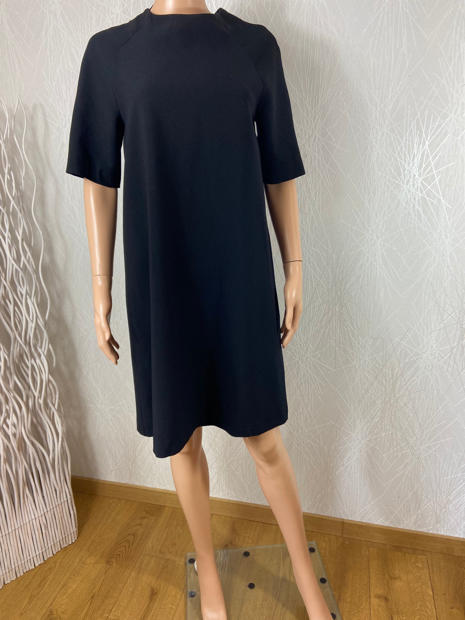 Robe noire midi coupe droite manches courtes ras du cou Queenie