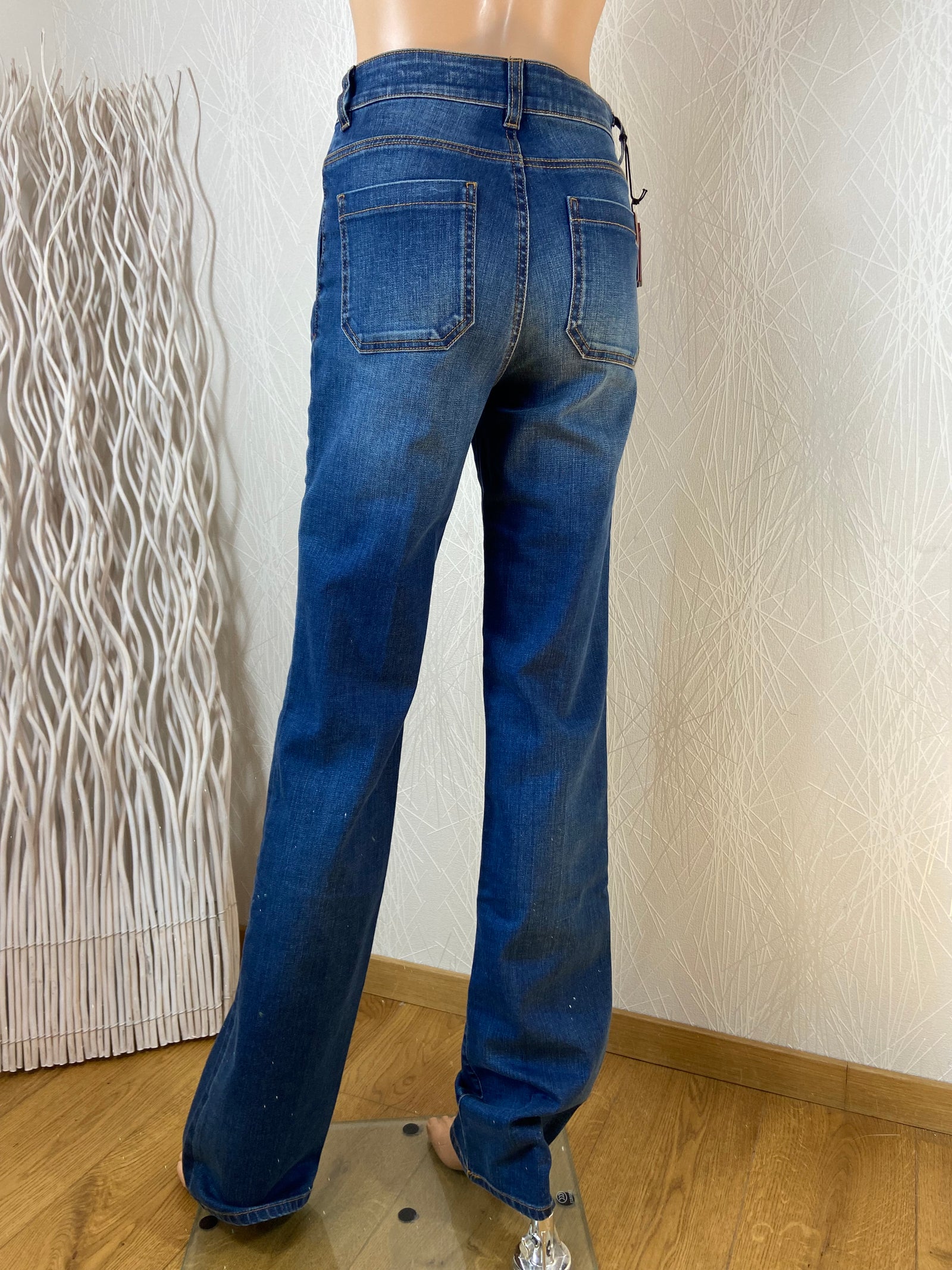 Jean bleu taille haute modèle Opium Tailoring Atelier Notify