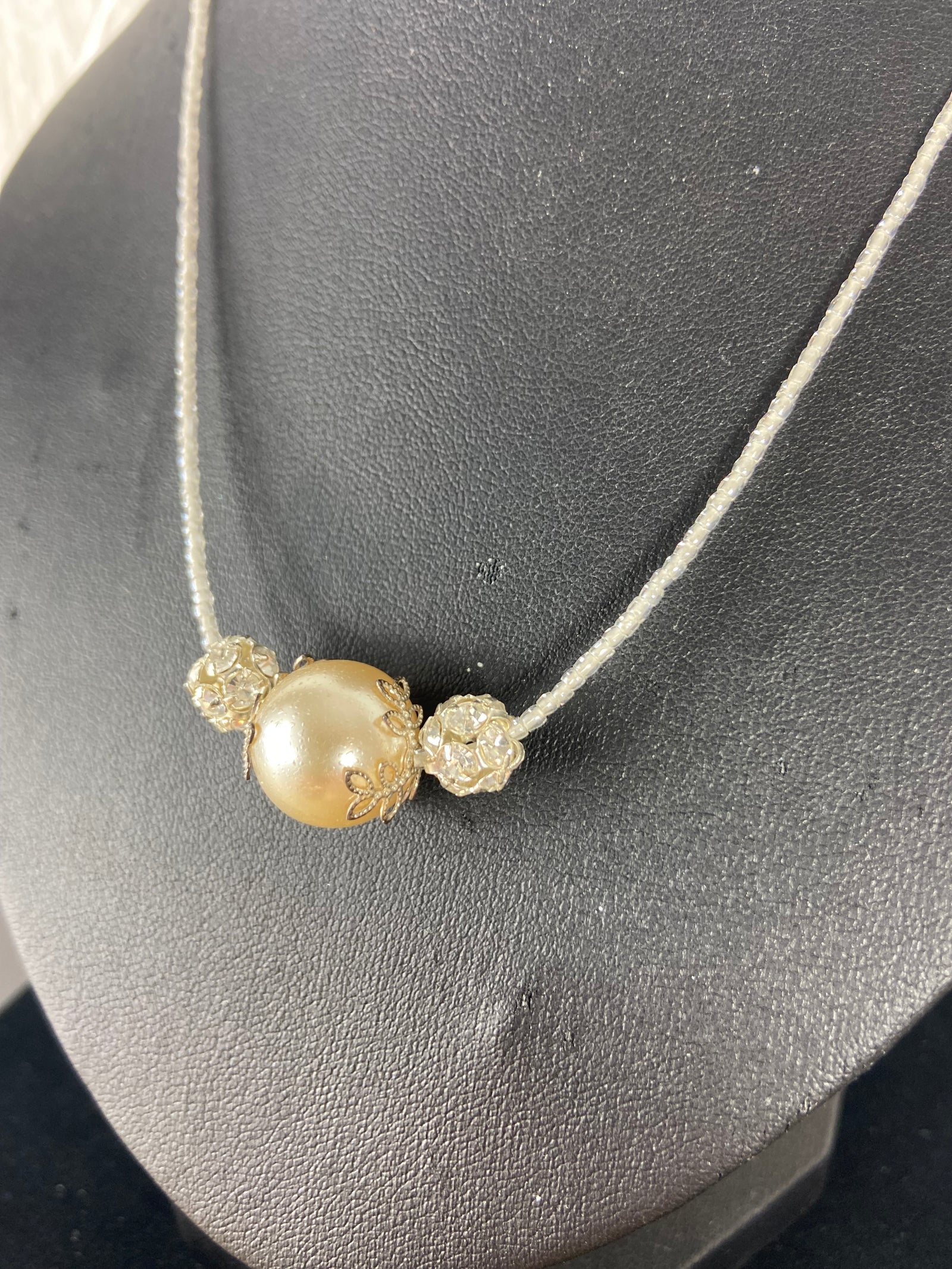 Collier avec grande perle blanche et brillants strass Anastasia