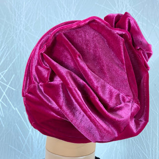 Bonnet pour femme en tissu rose avec perles et fleur