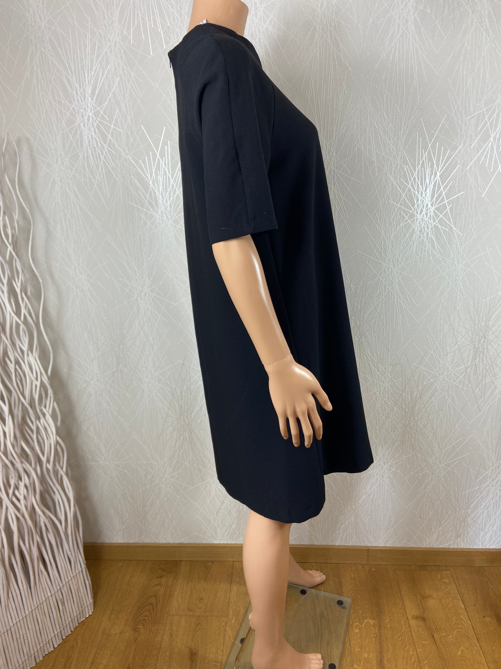 Robe noire midi coupe droite manches courtes ras du cou Queenie