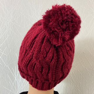Bonnet rouge bordeaux en tricot avec pompon
