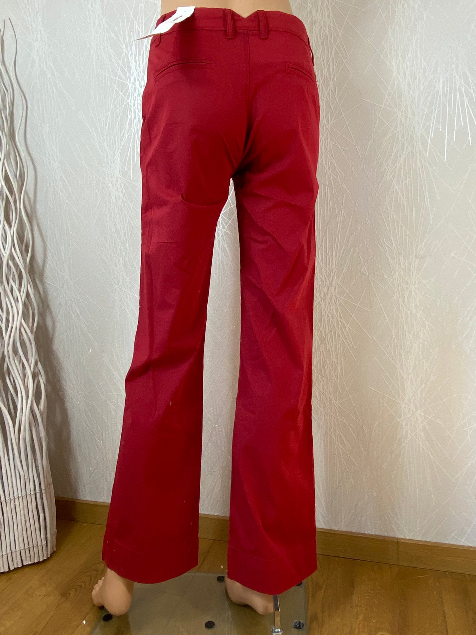 Pantalon vintage en toile rouge rubis modèle Louise Fit City Flare de Red Legend