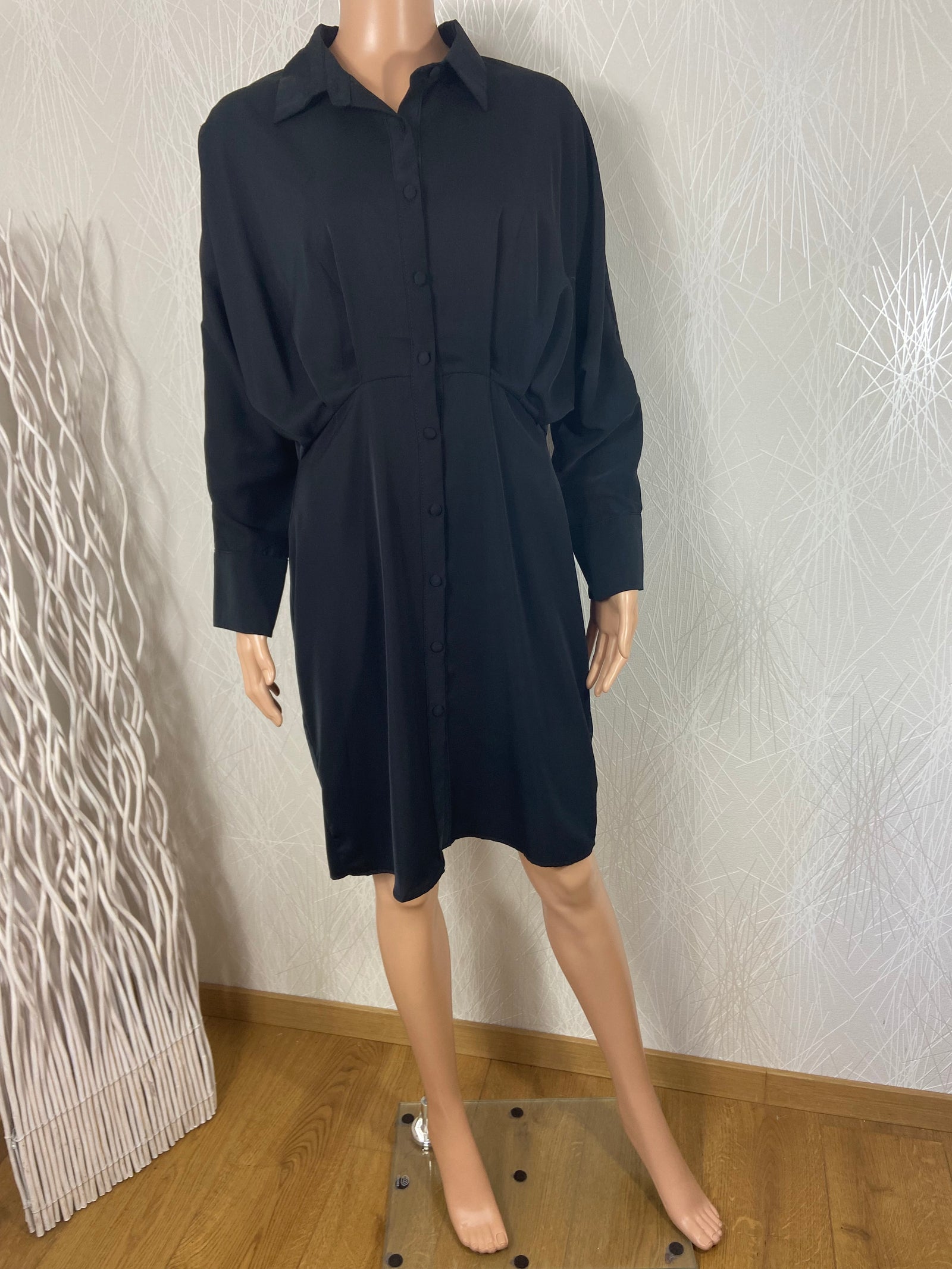 Robe noire cintrée à la taille avec dentelle Unika