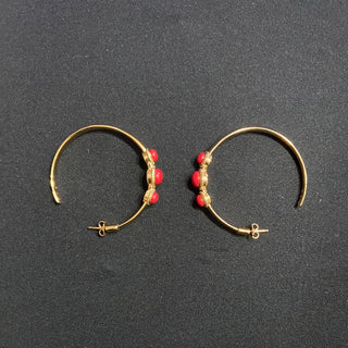Boucles d’oreilles créoles plaquées or pierres semi-précieuses rouges Shabada