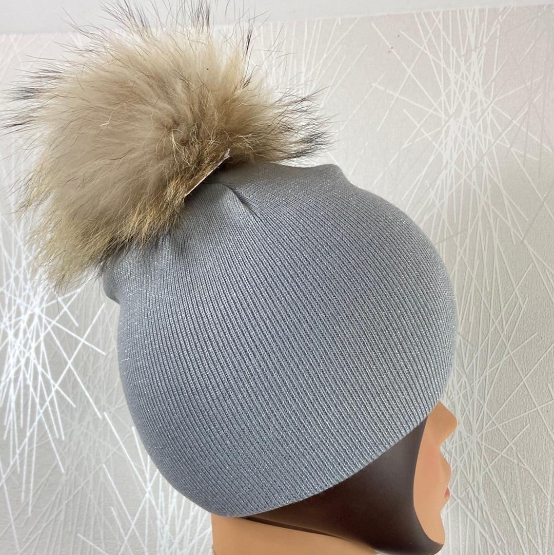 Bonnet gris clair argenté avec pompon en fourrure synthétique - Offre-Unique