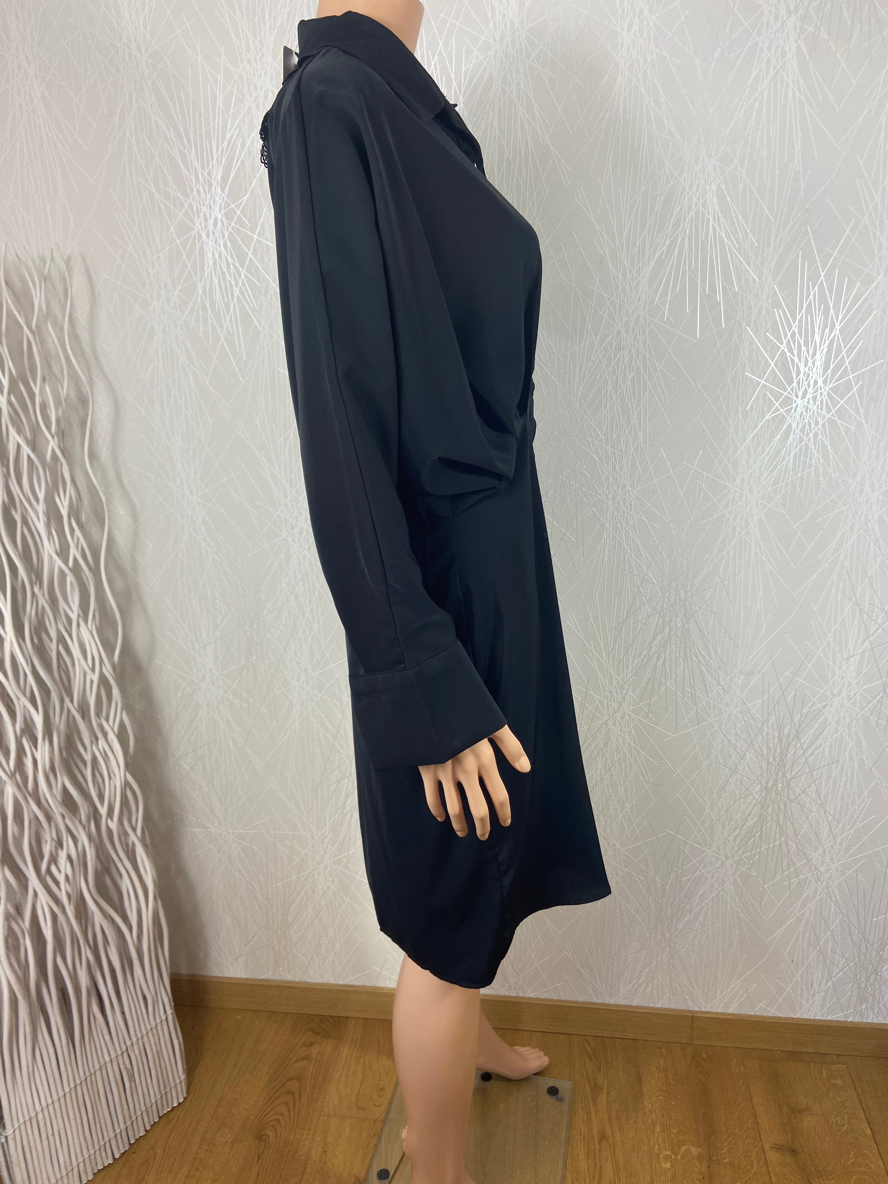Robe noire cintrée à la taille avec dentelle Unika