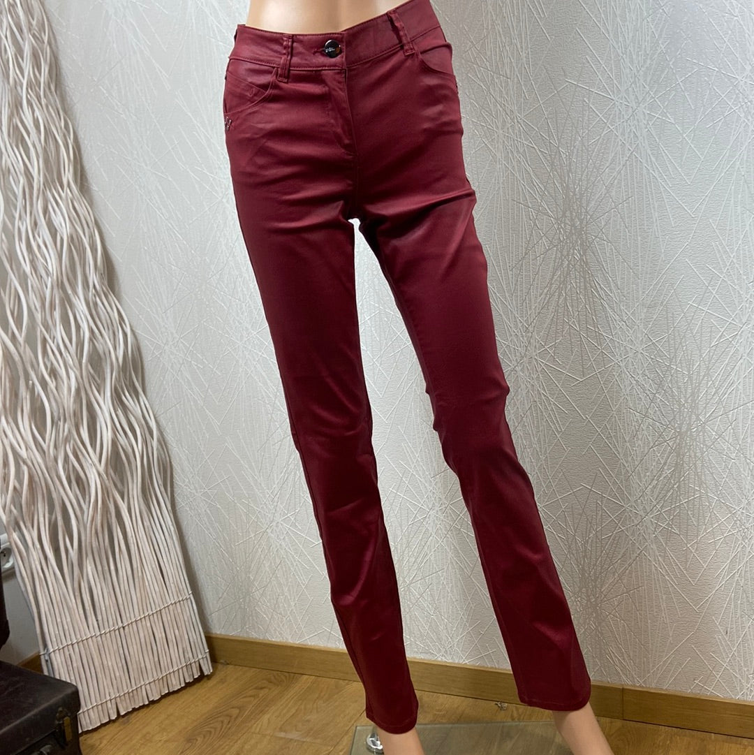 Pantalon enduit stretch rouge bordeaux taille basculée haute Bréal