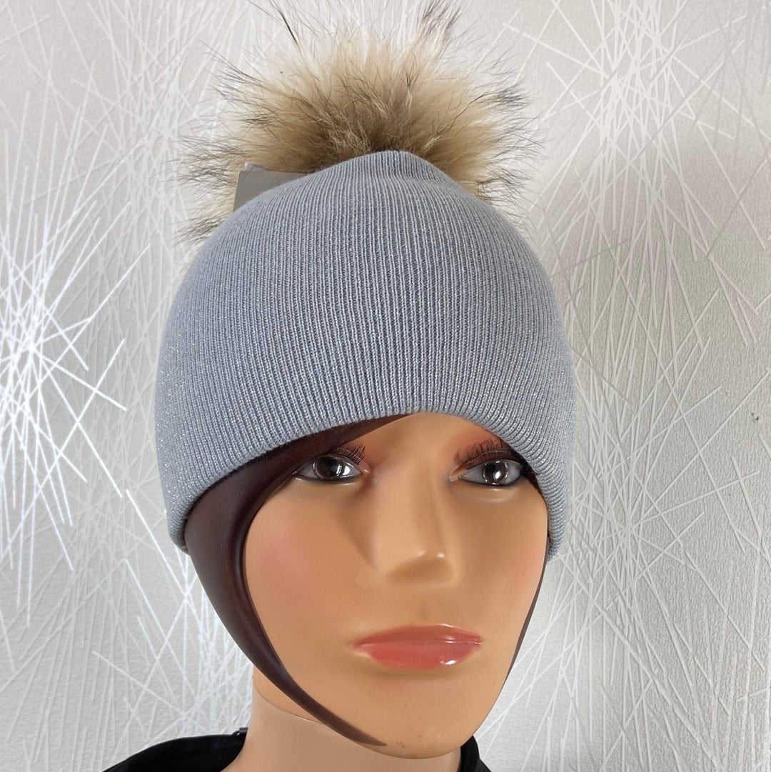 Bonnet gris clair argenté avec pompon en fourrure synthétique