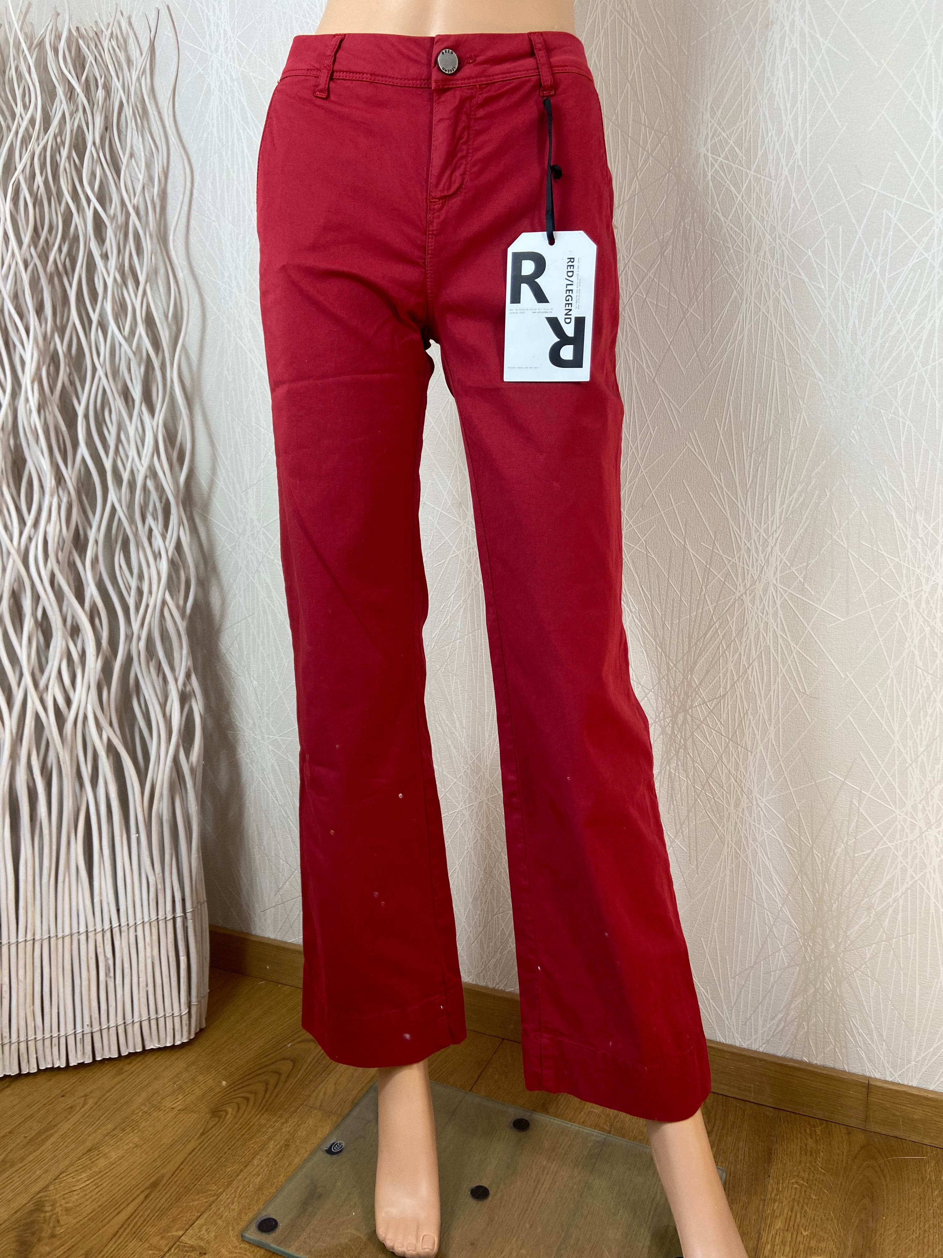 Pantalon vintage en toile rouge rubis modèle Louise Fit City Flare de Red Legend