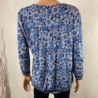 Blouse fleurie bleue col V manches 3/4 Le Singe de Julie