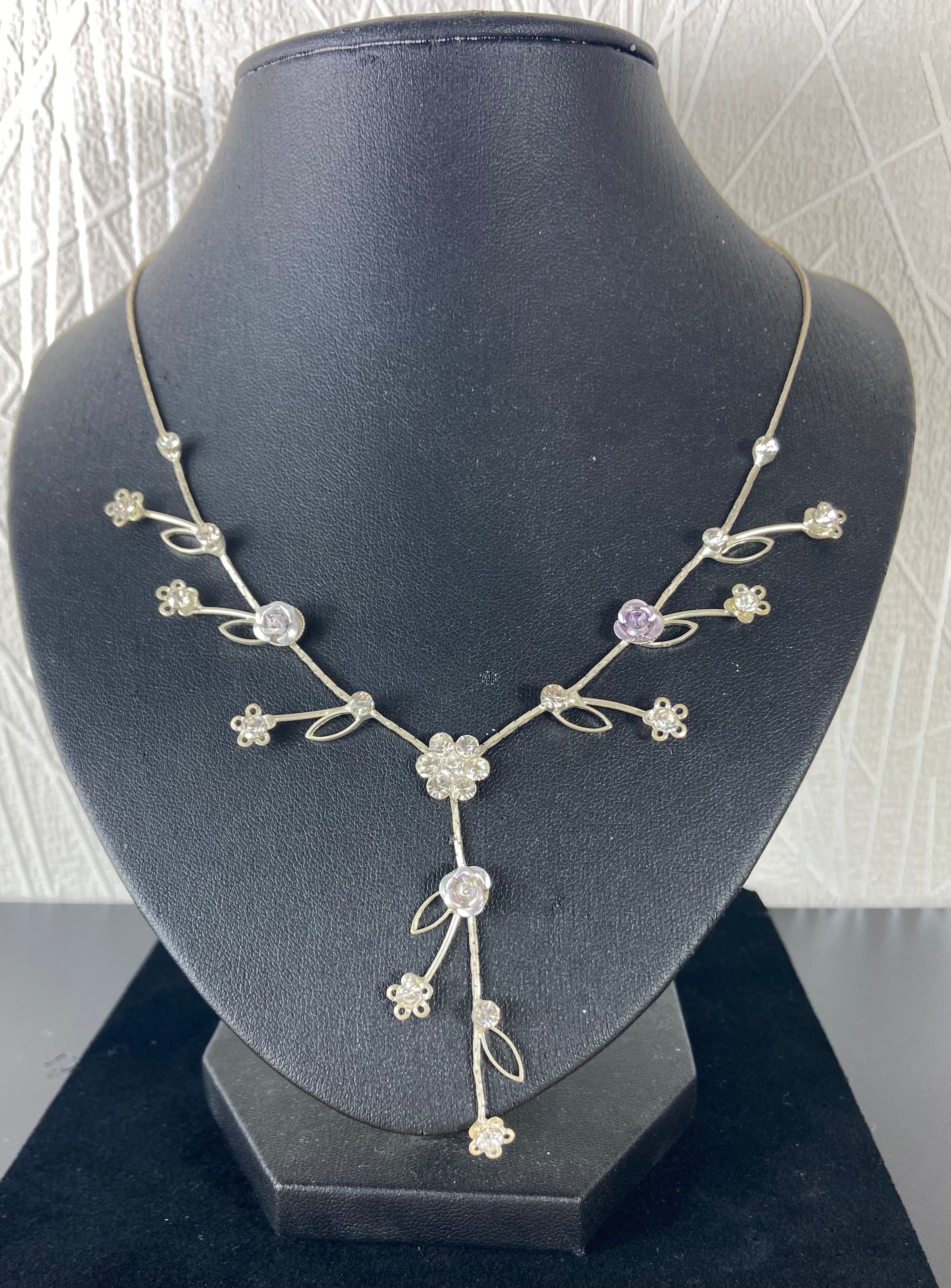 Collier argenté avec fleur et strass brillant femme