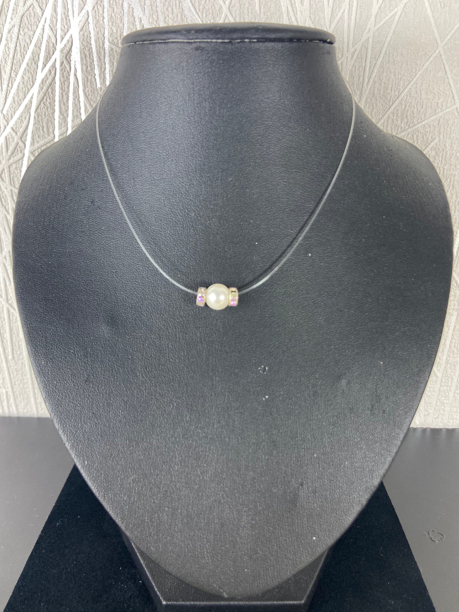 Collier fil de nylon perle et strass
