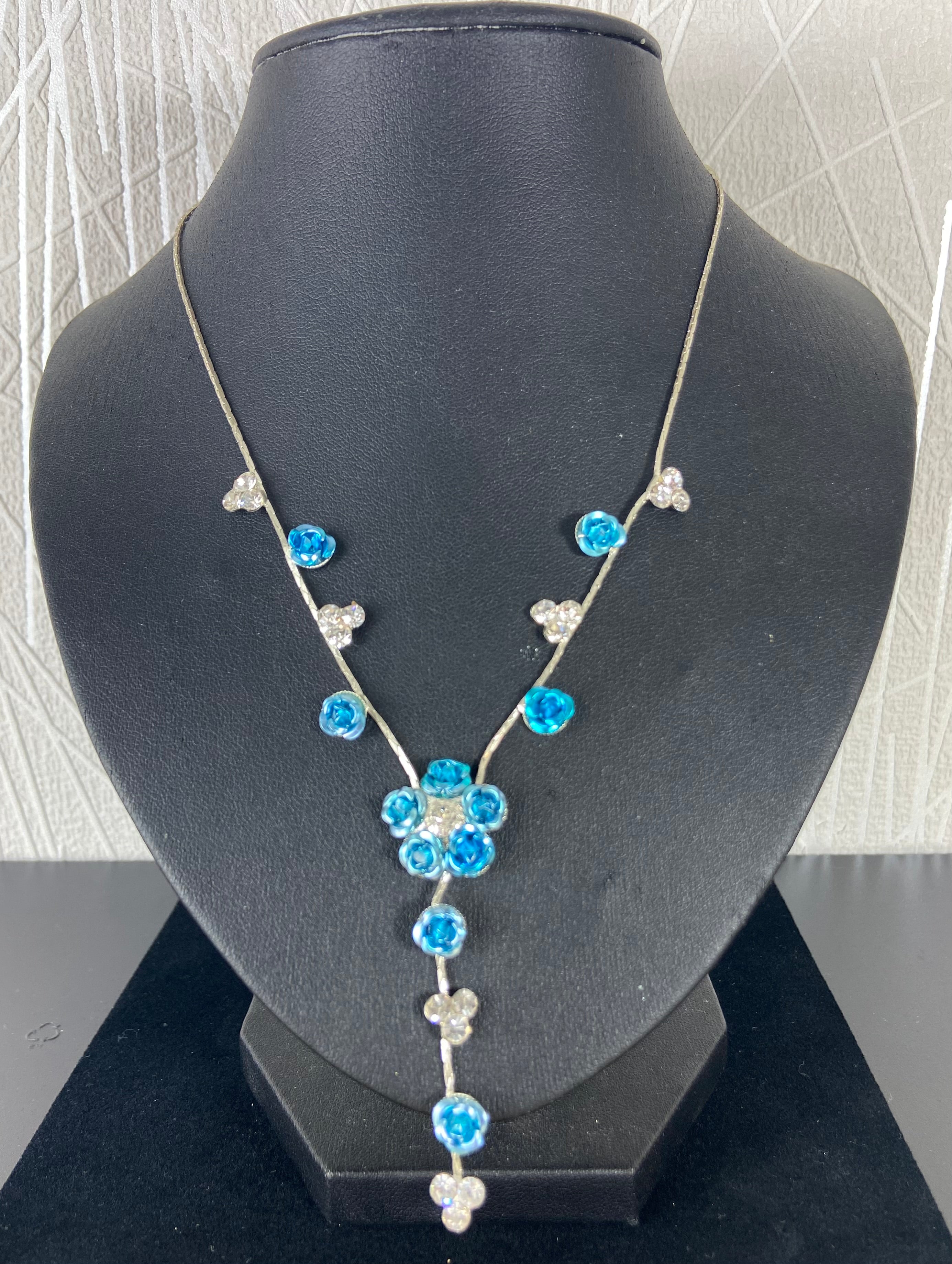 Collier fleur bleu et strass femme