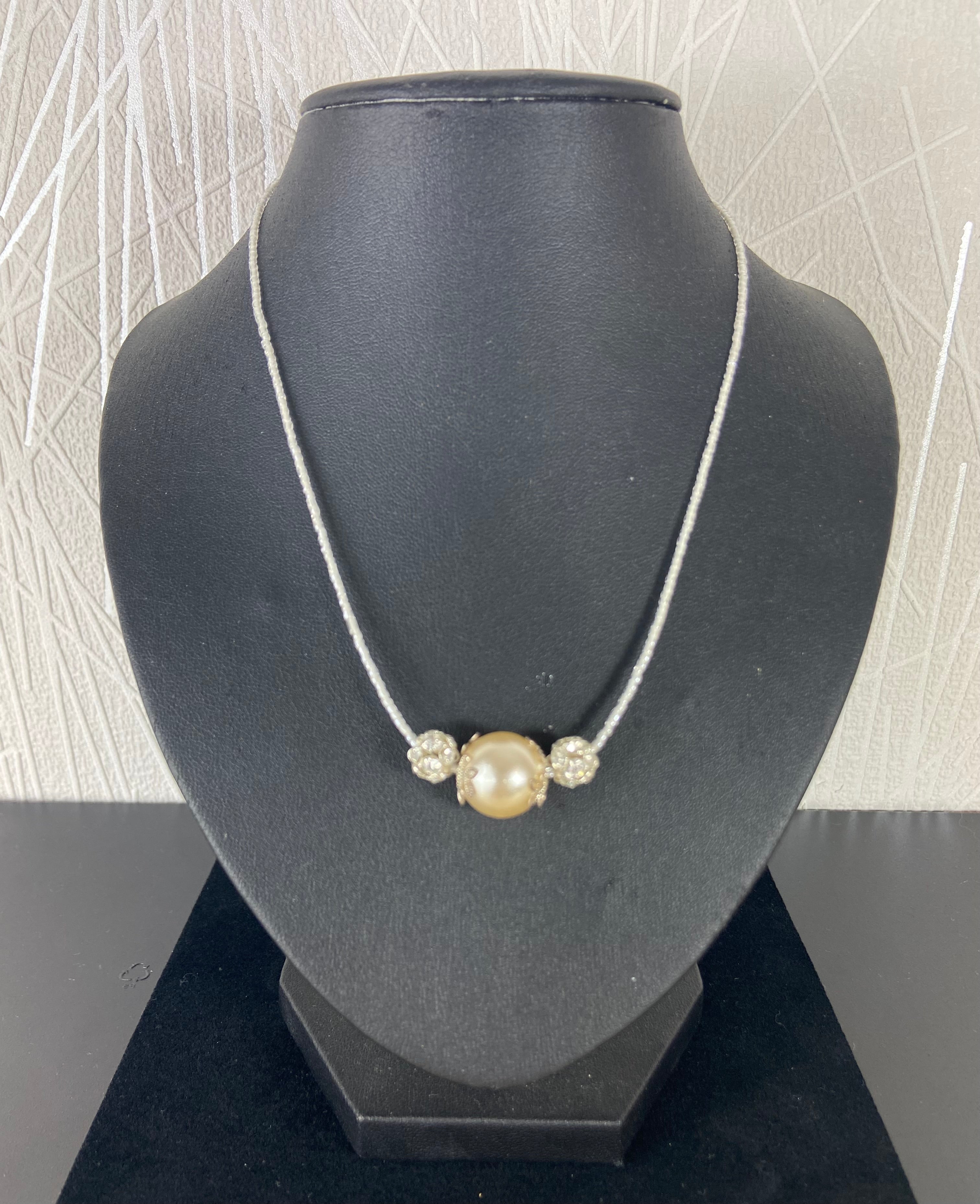 Collier perle strass motif feuille