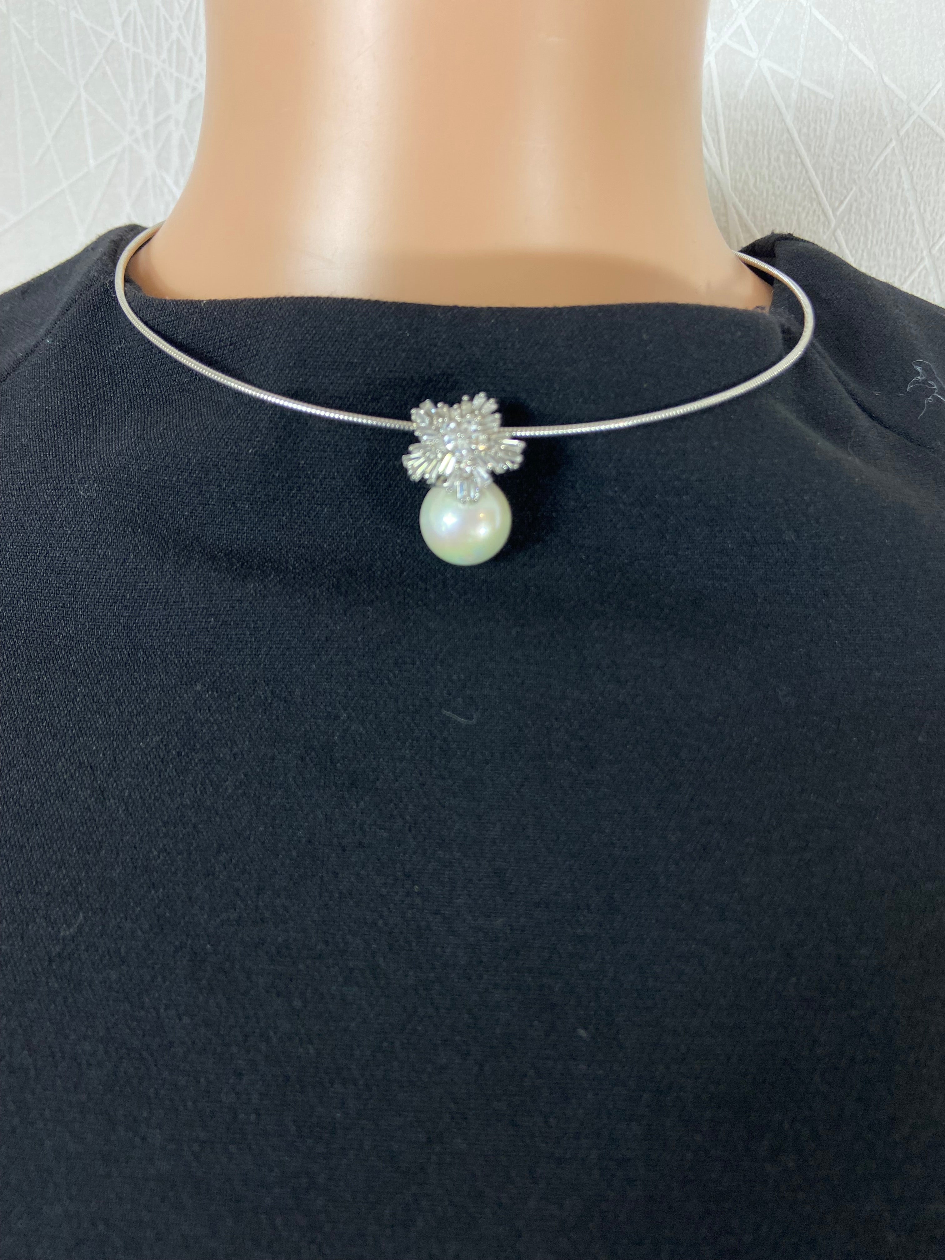 Collier tour semi rigide perle blanche et strass