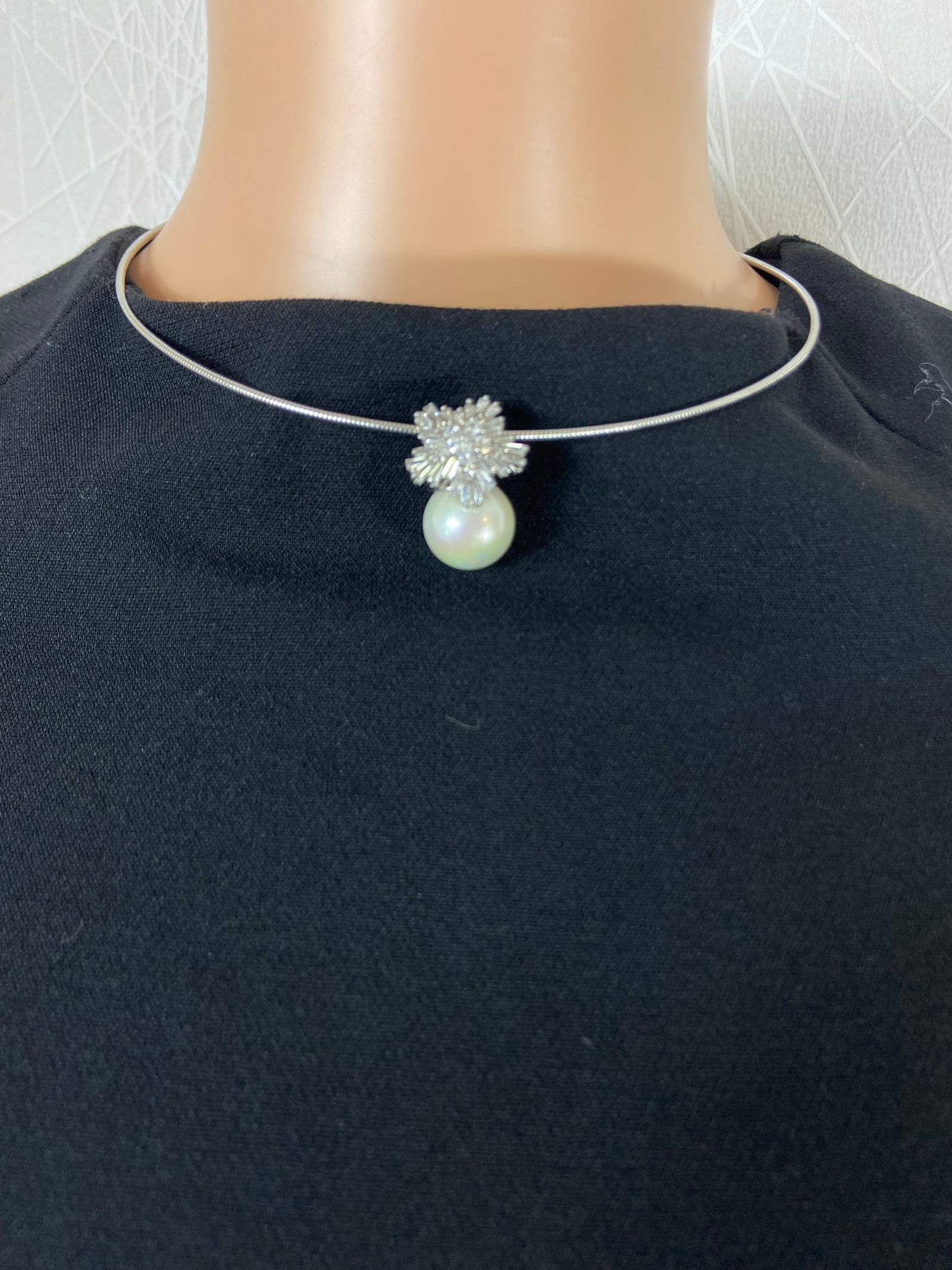 Collier tour semi rigide perle blanche et strass