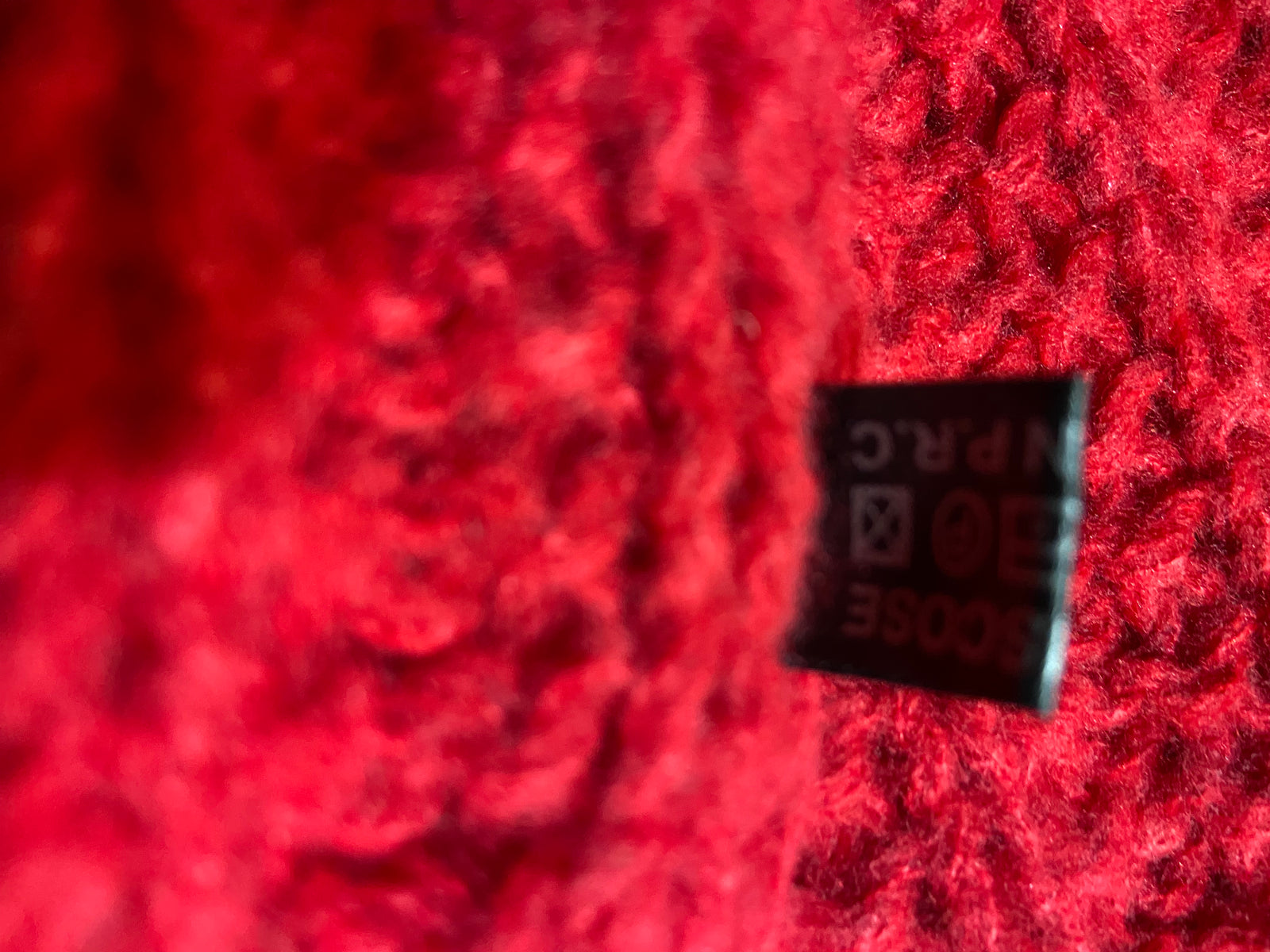 Ensemble bonnet fourré et écharpe chaude rouge en tricot