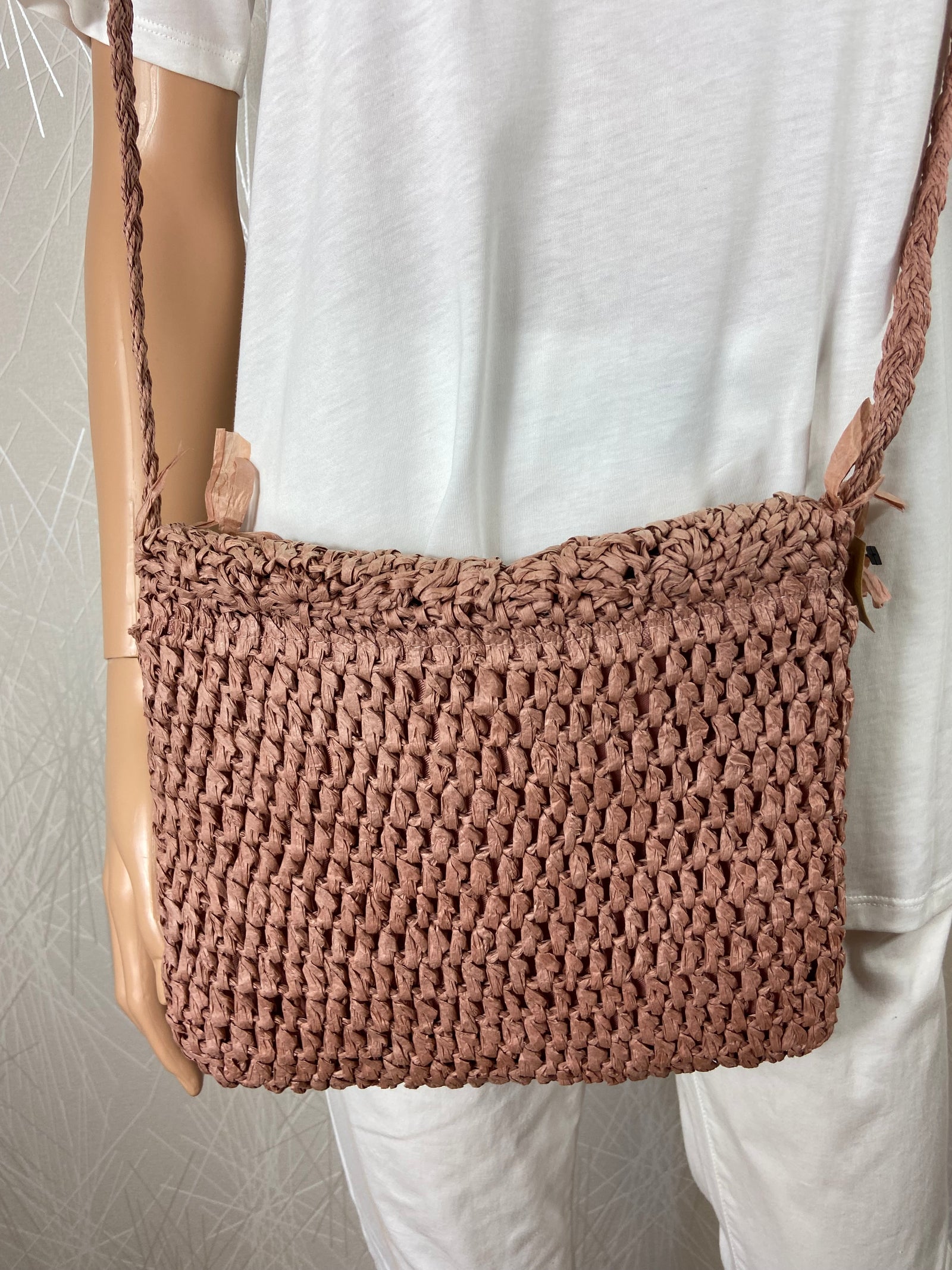 Sac rose à bandoulière en raphia doublé avec franges