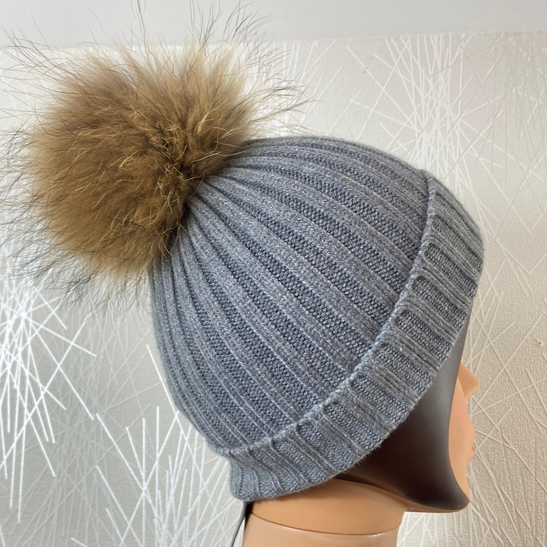 Bonnet en tricot gris avec pompon en fourrure