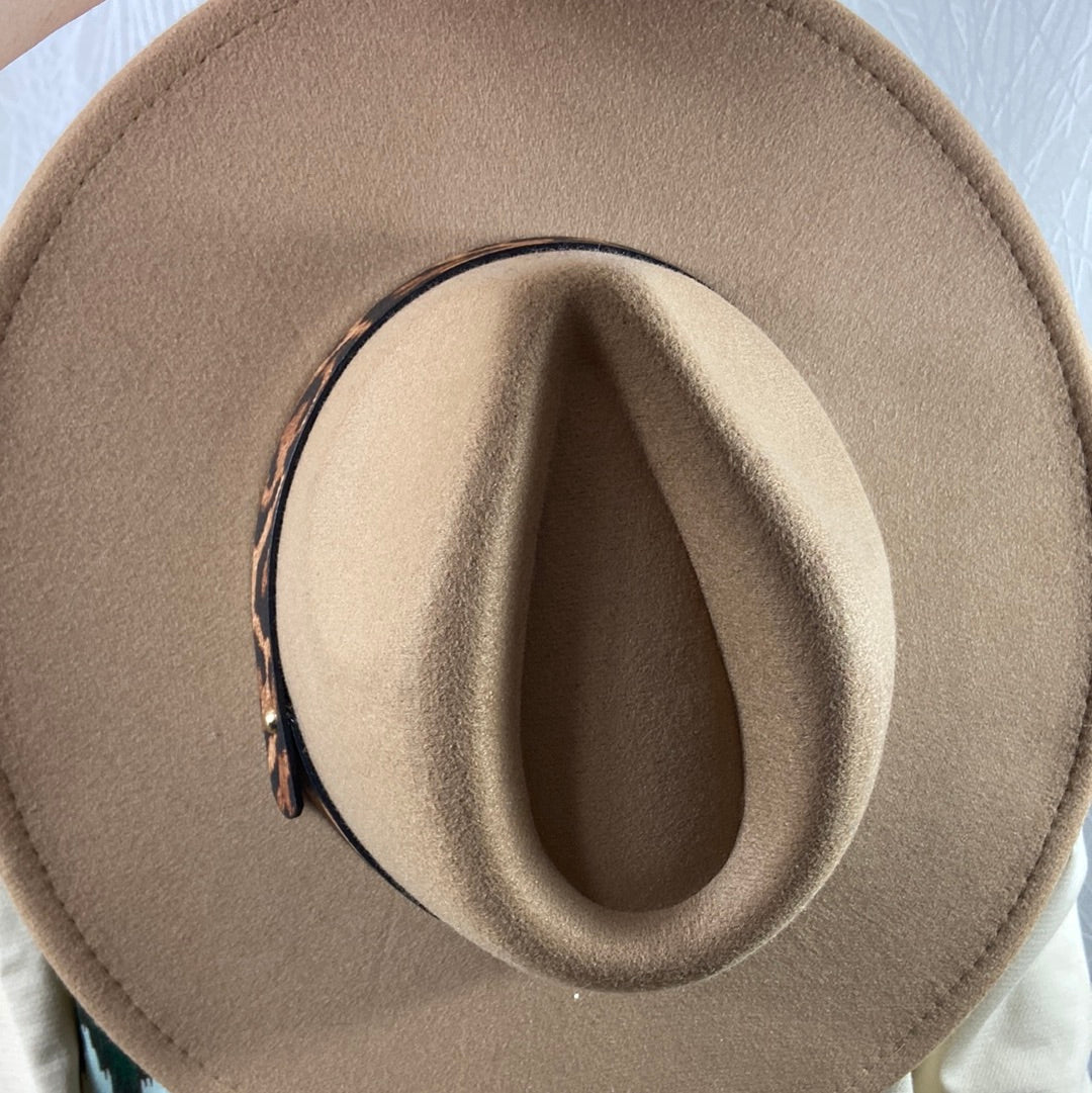 Chapeau beige pour femme avec ruban aspect cuir léopard