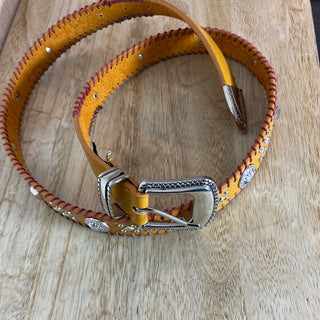 Ceinture cuir synthétique jaune avec clous Wild