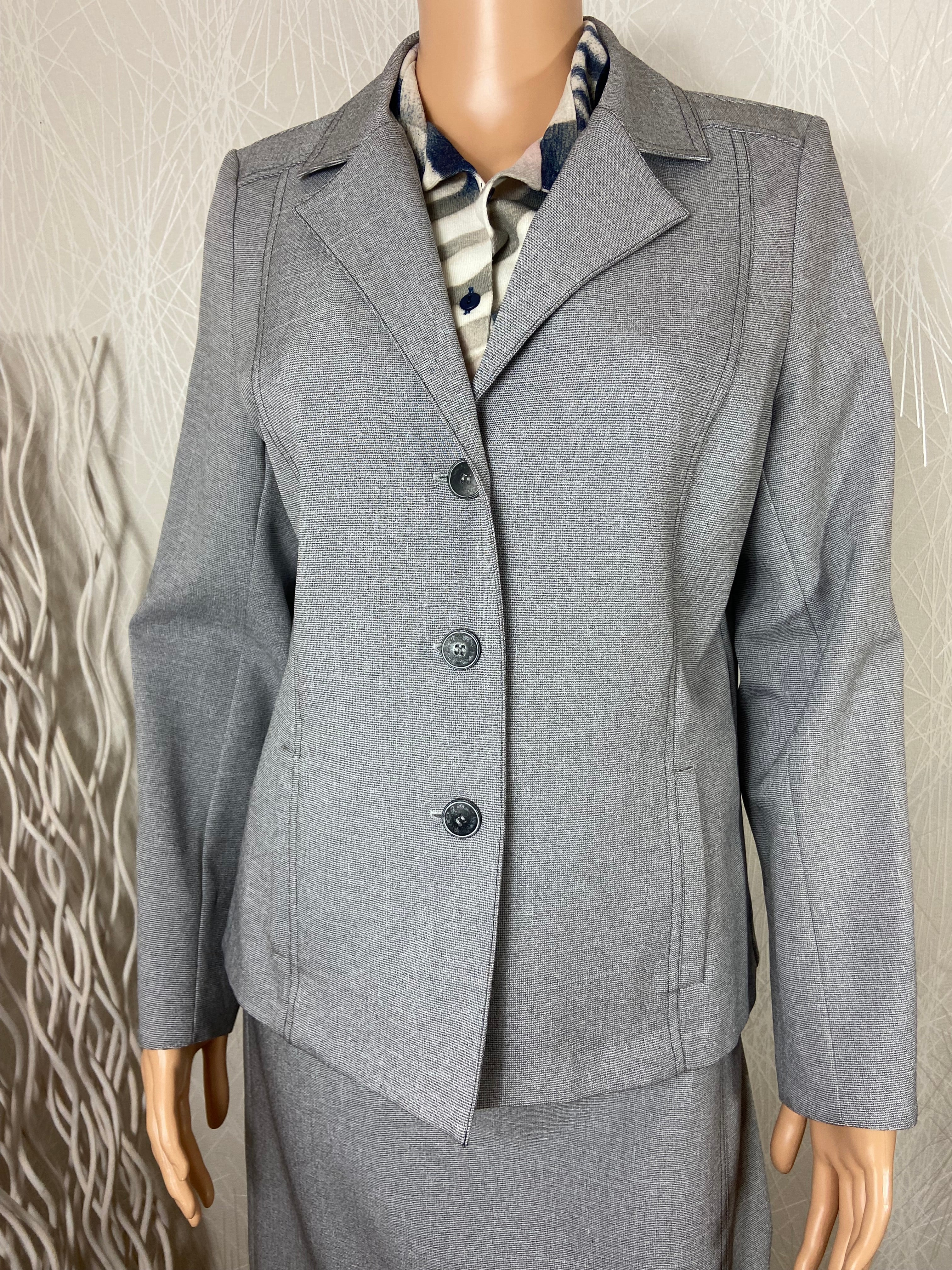 Tailleur gris veste jupe fendue fabrication française Gévana - Offre-Unique