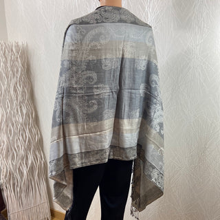 Étole grise avec laine à motifs cachemire