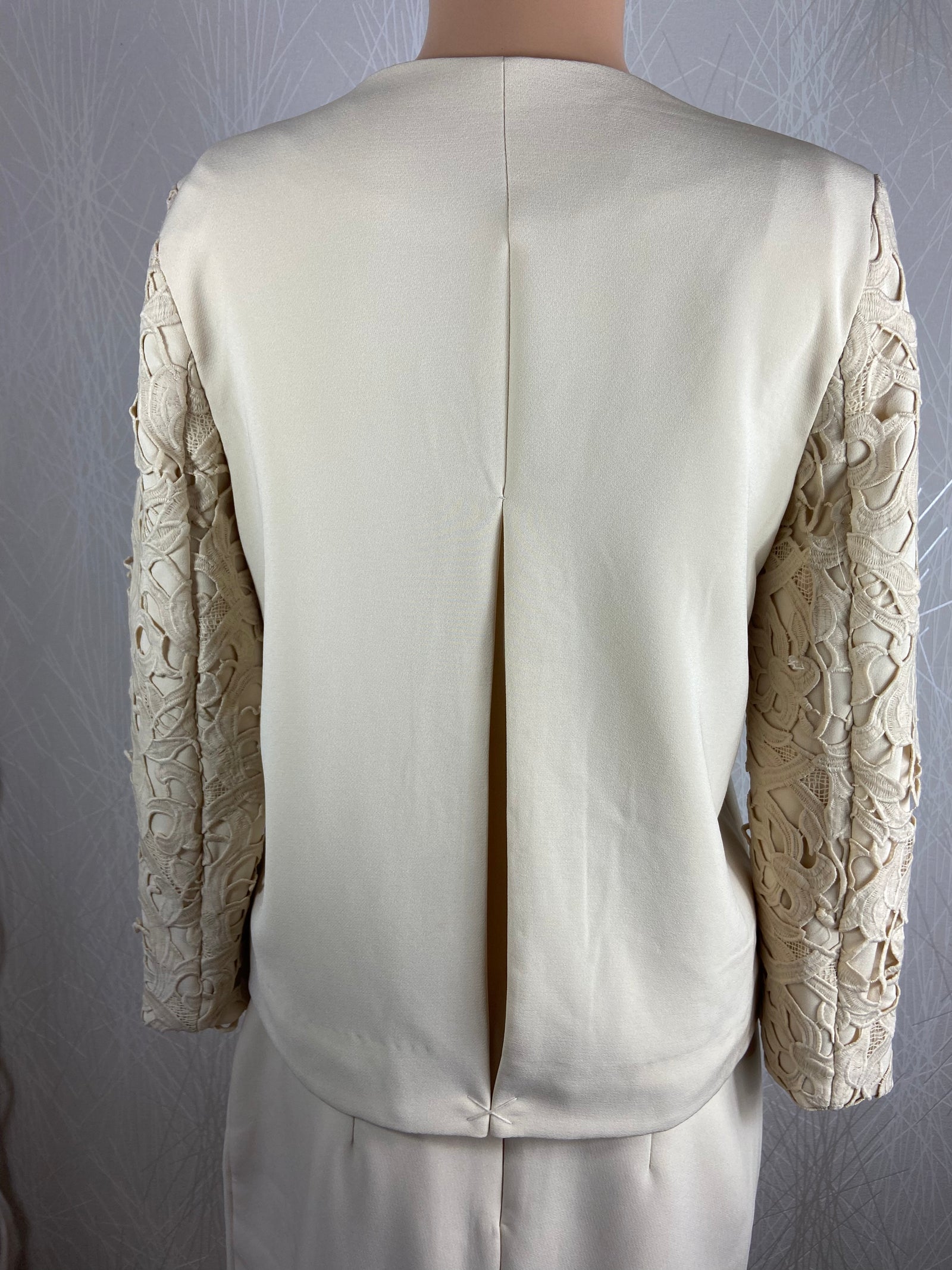 Veste beige doublée manches dentelles Darling