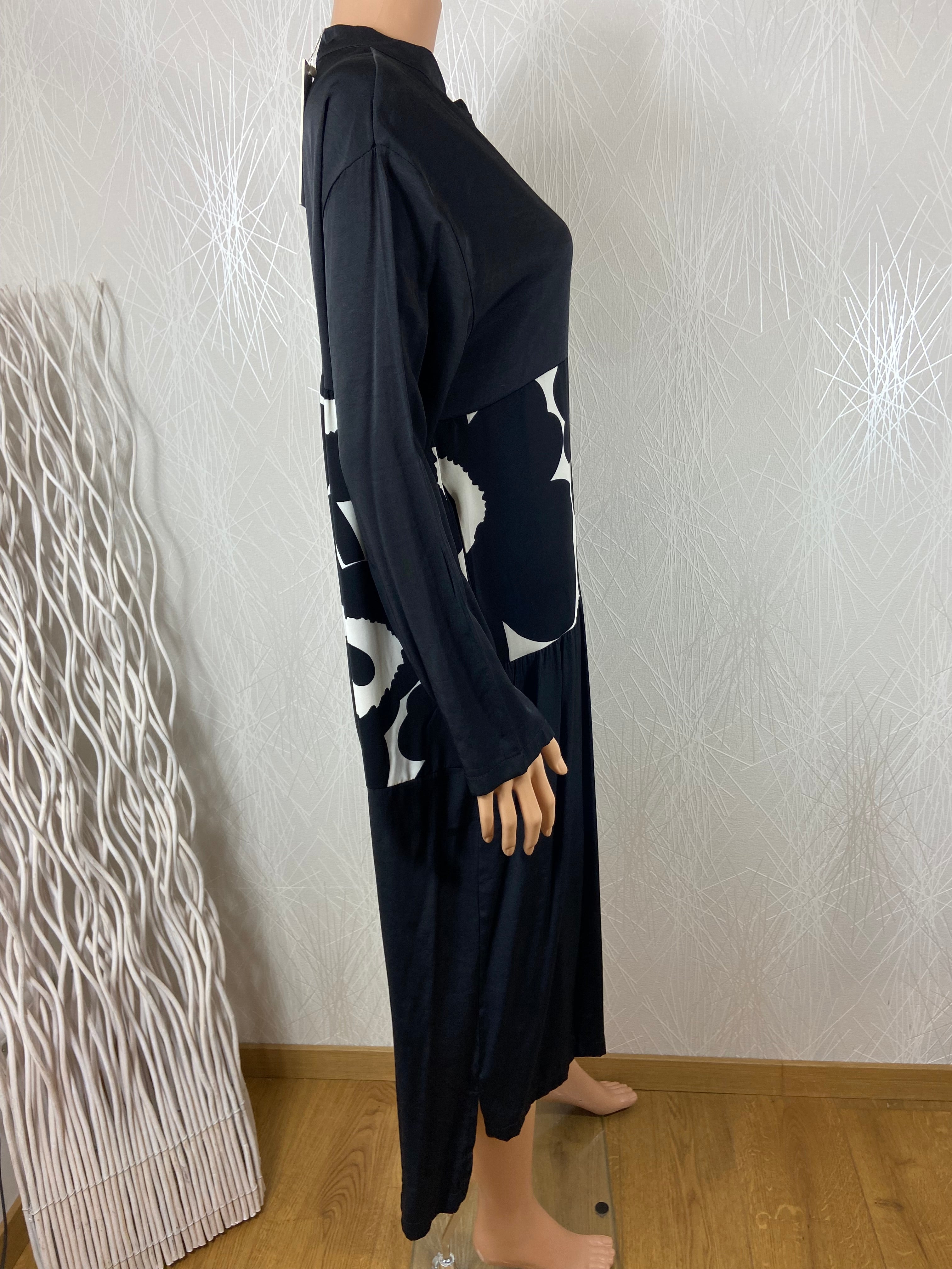 Robe noire et blanche boutonnée avec poches col ras du cou Neslay